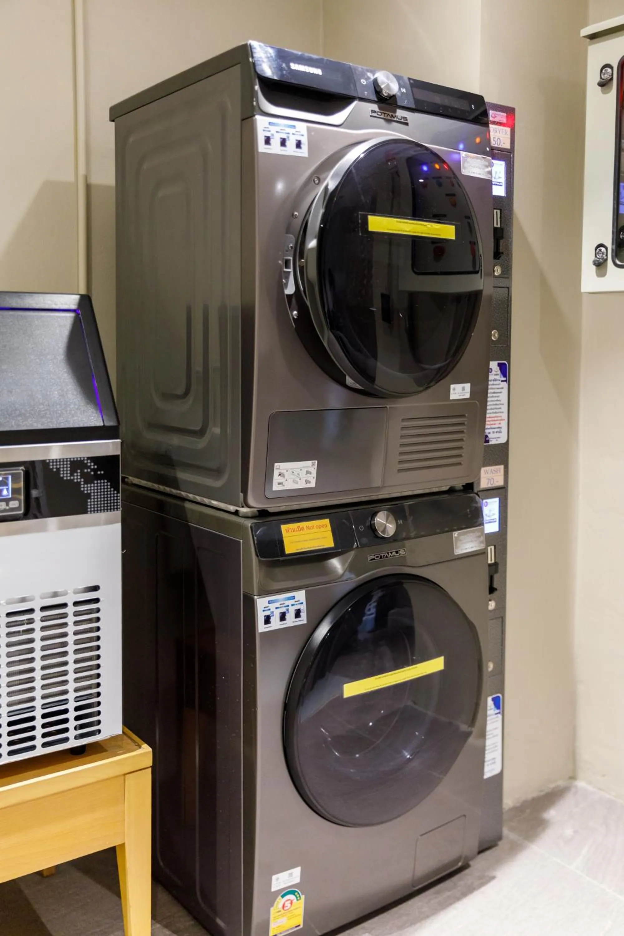 washing machine in Benjarong Hotel Bangkok Ratchada
