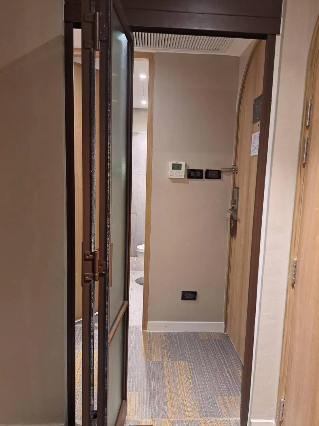 Photo of the whole room in Benjarong Hotel Bangkok Ratchada