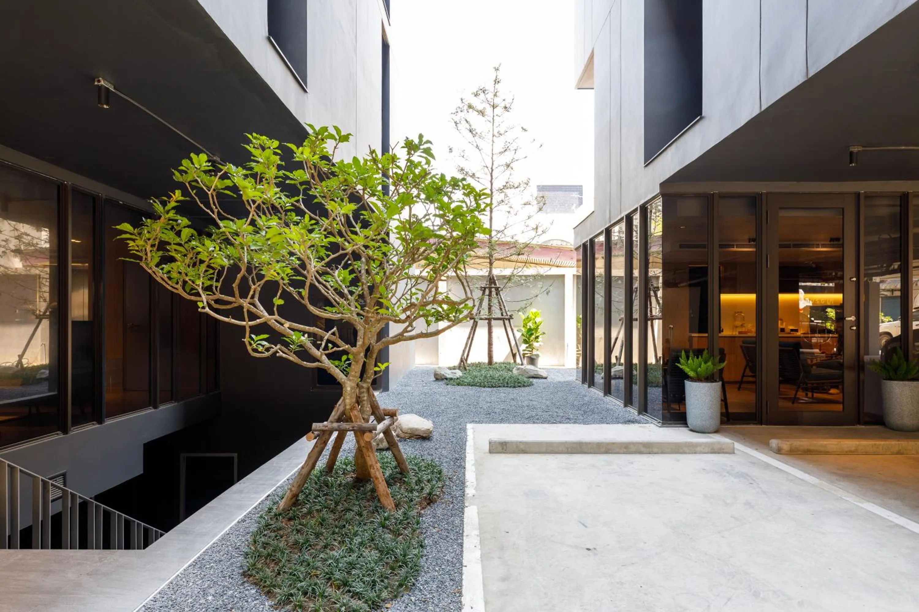 Property building in Benjarong Hotel Bangkok Ratchada