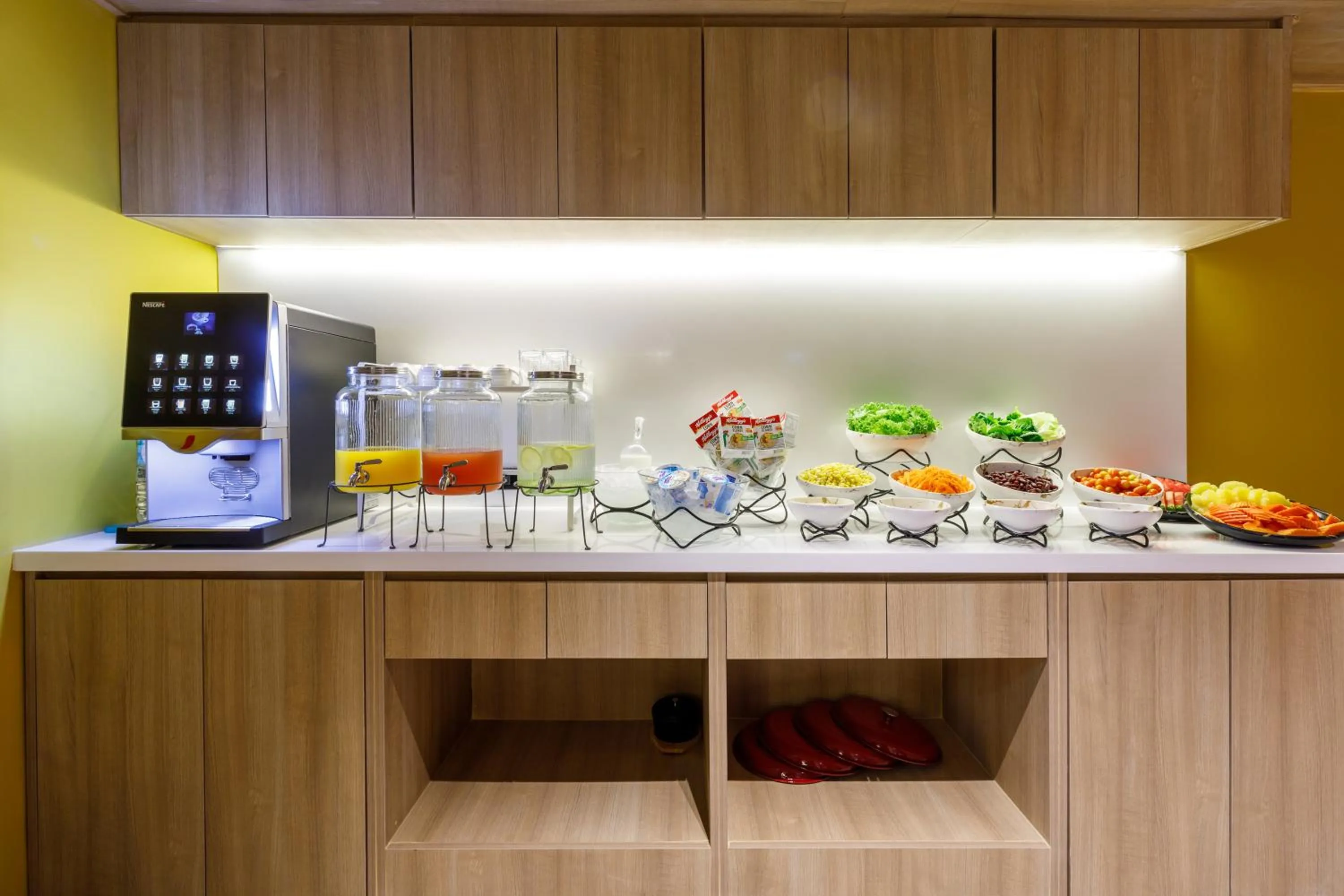 Buffet breakfast in Benjarong Hotel Bangkok Ratchada