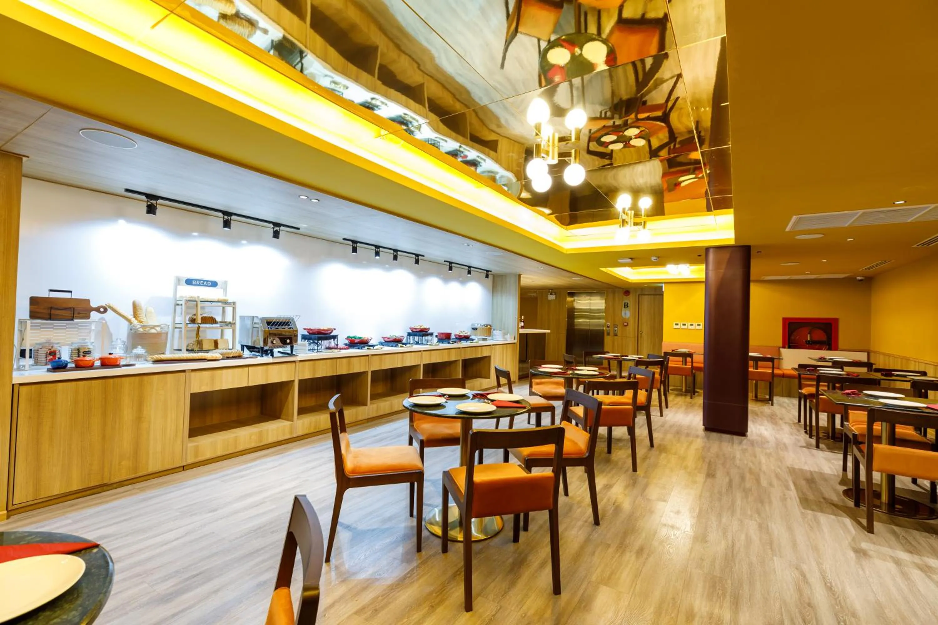 Restaurant/places to eat in Benjarong Hotel Bangkok Ratchada