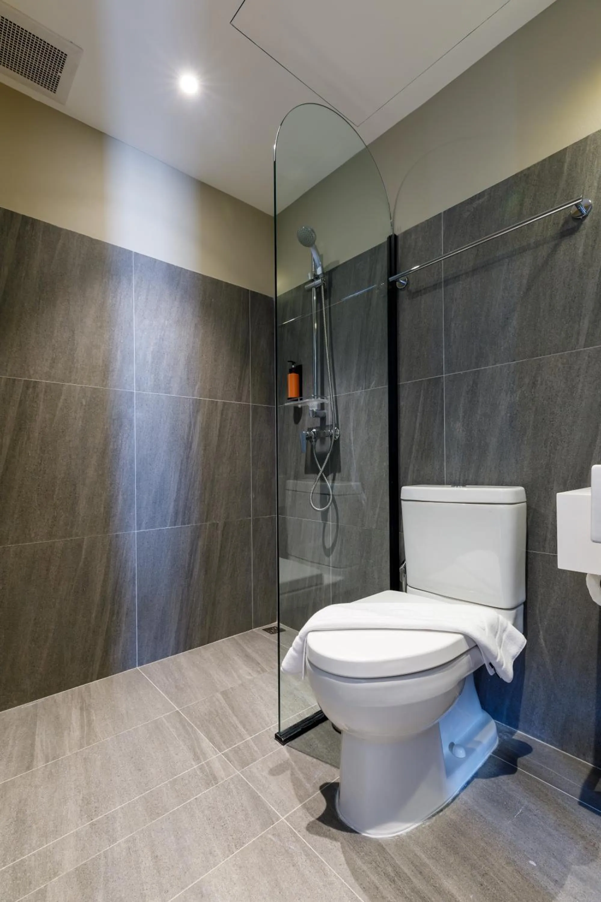 Shower in Benjarong Hotel Bangkok Ratchada