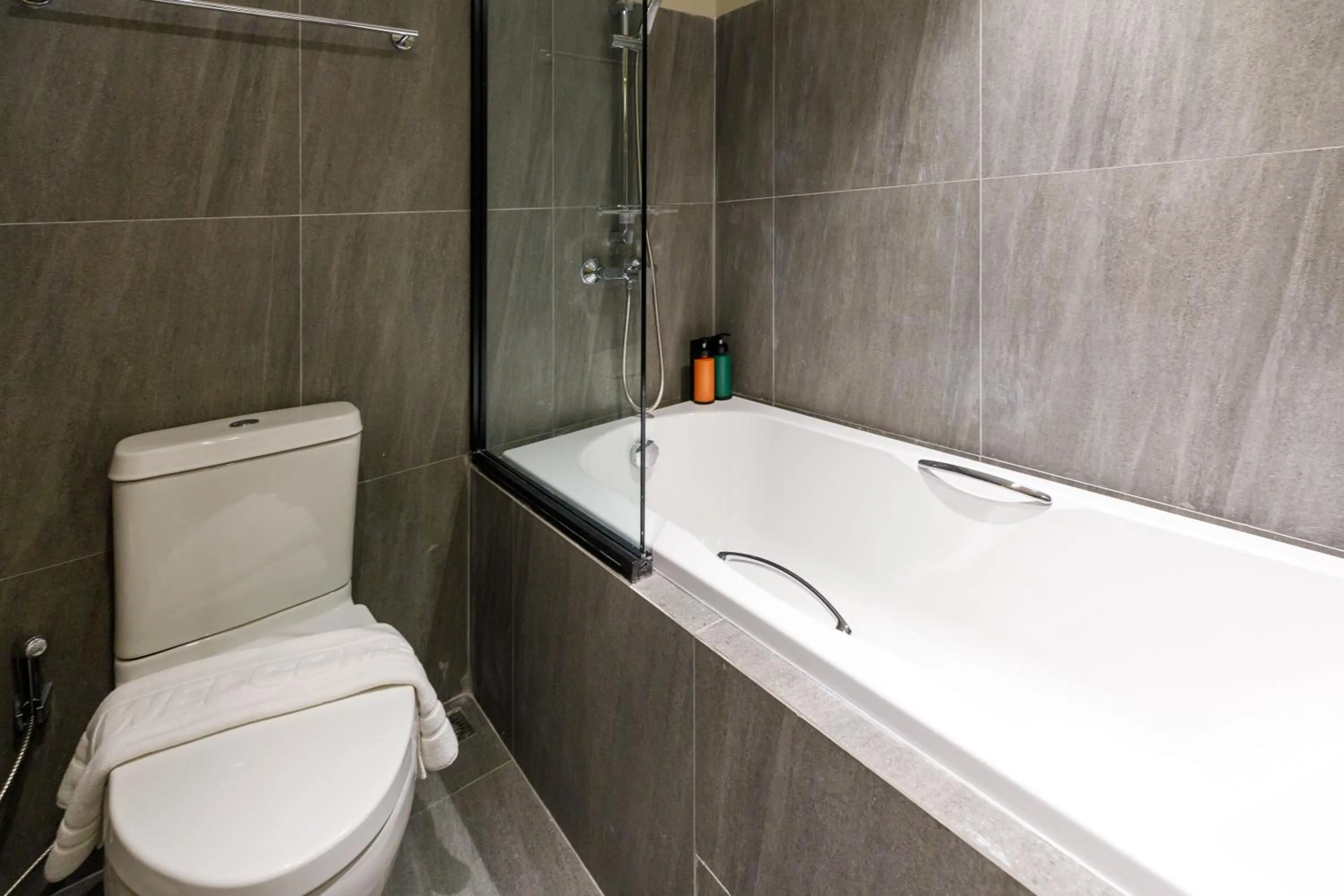 Bathroom in Benjarong Hotel Bangkok Ratchada