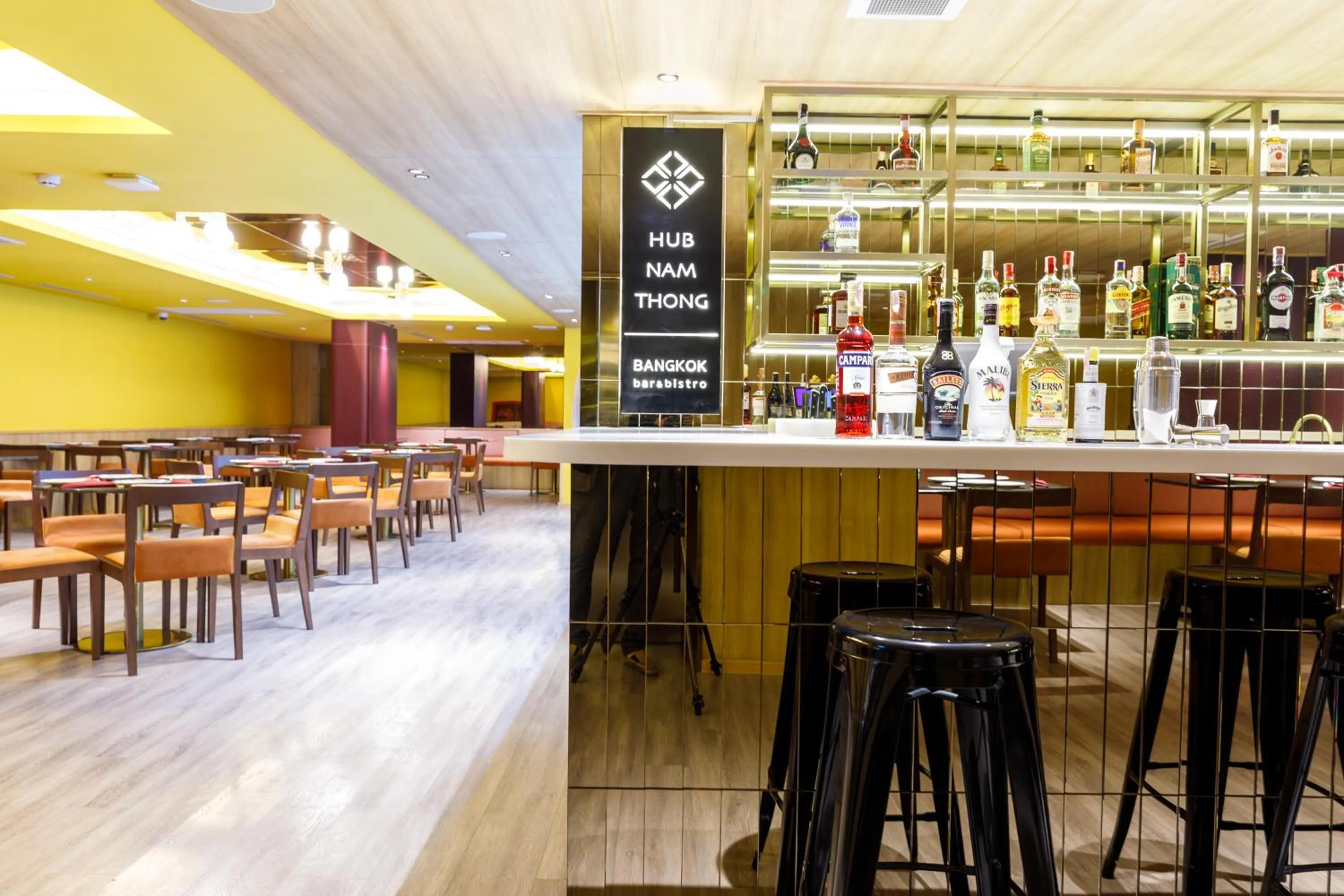 Lounge or bar in Benjarong Hotel Bangkok Ratchada