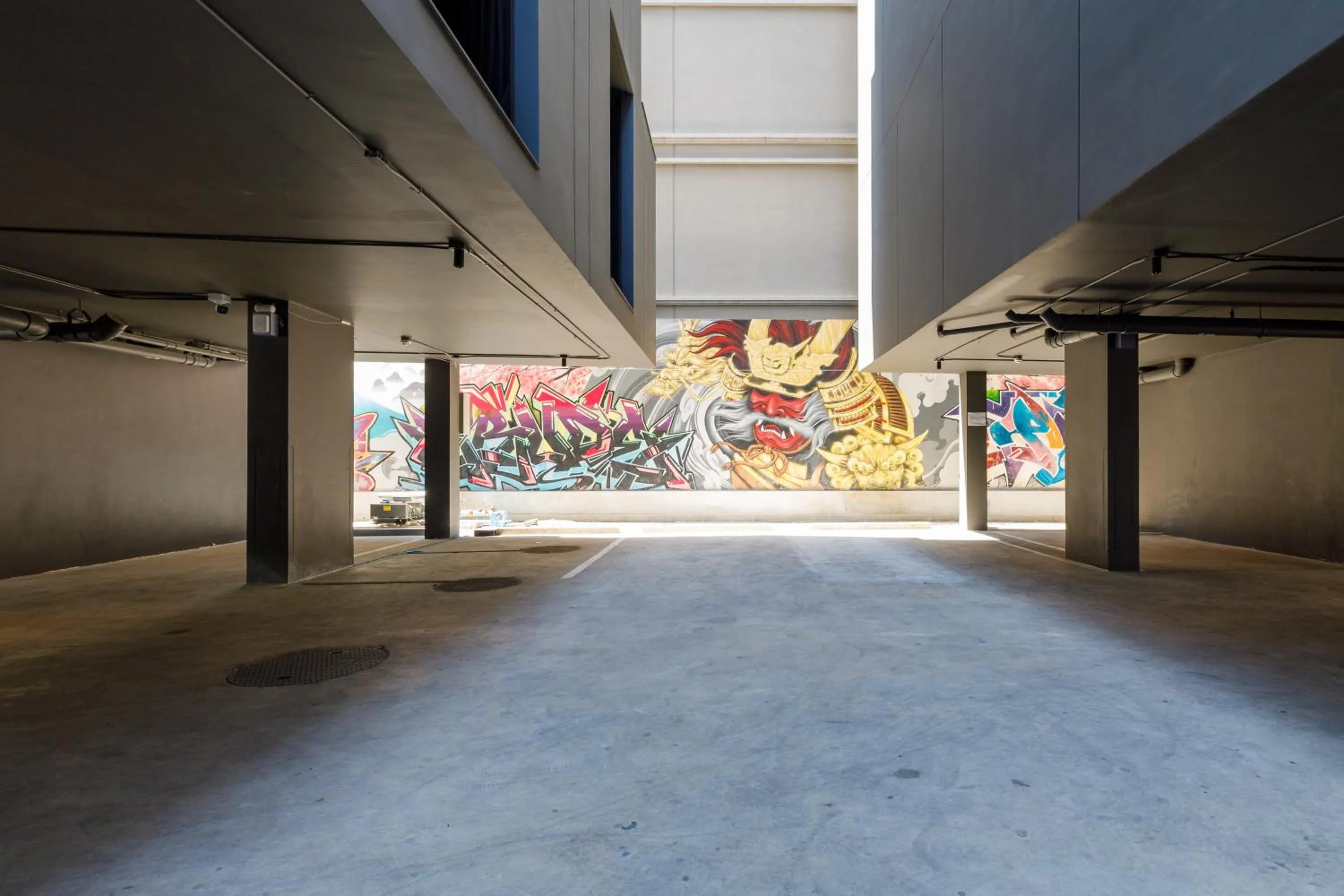 Parking in Benjarong Hotel Bangkok Ratchada