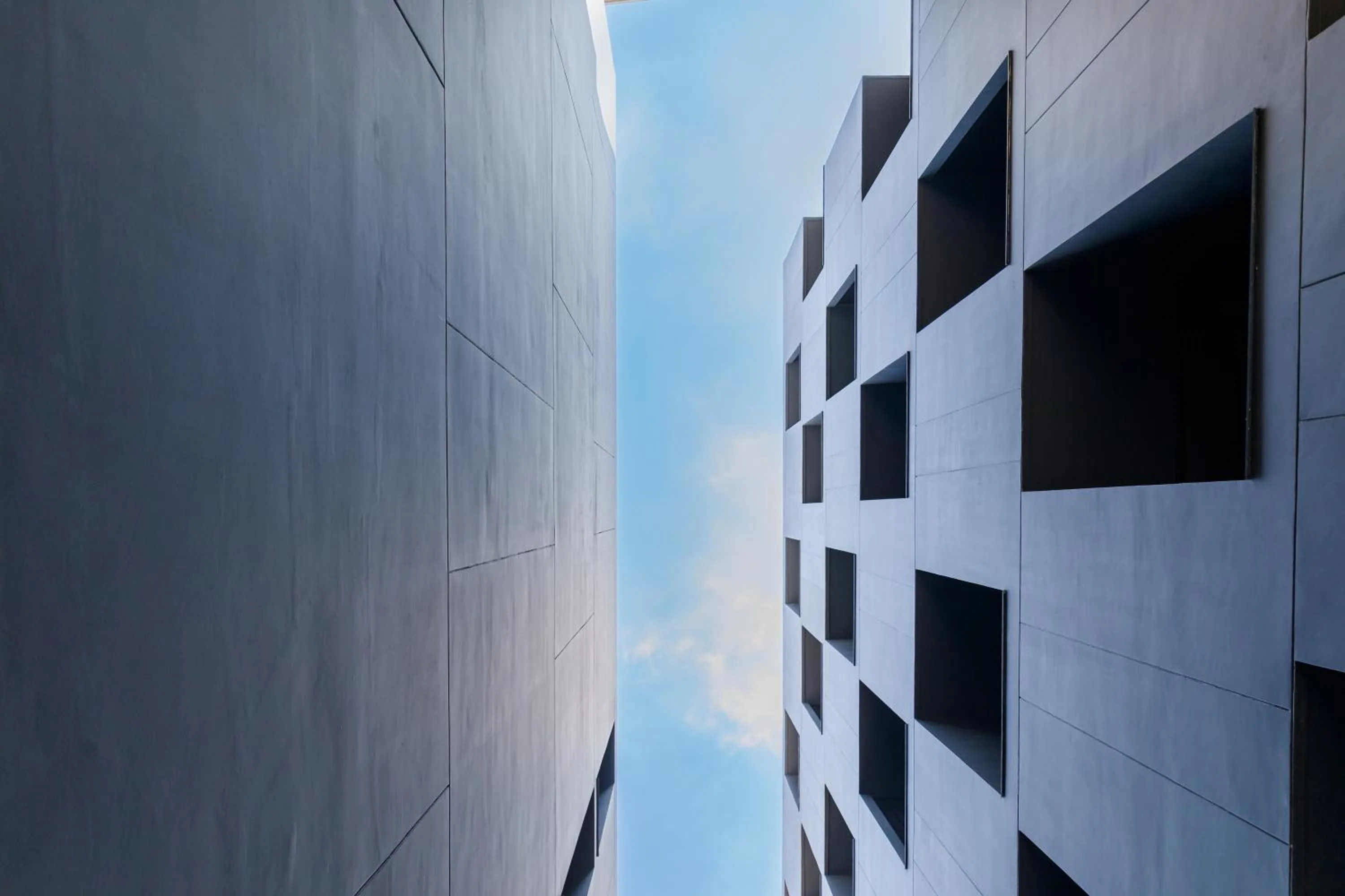 Property building in Benjarong Hotel Bangkok Ratchada