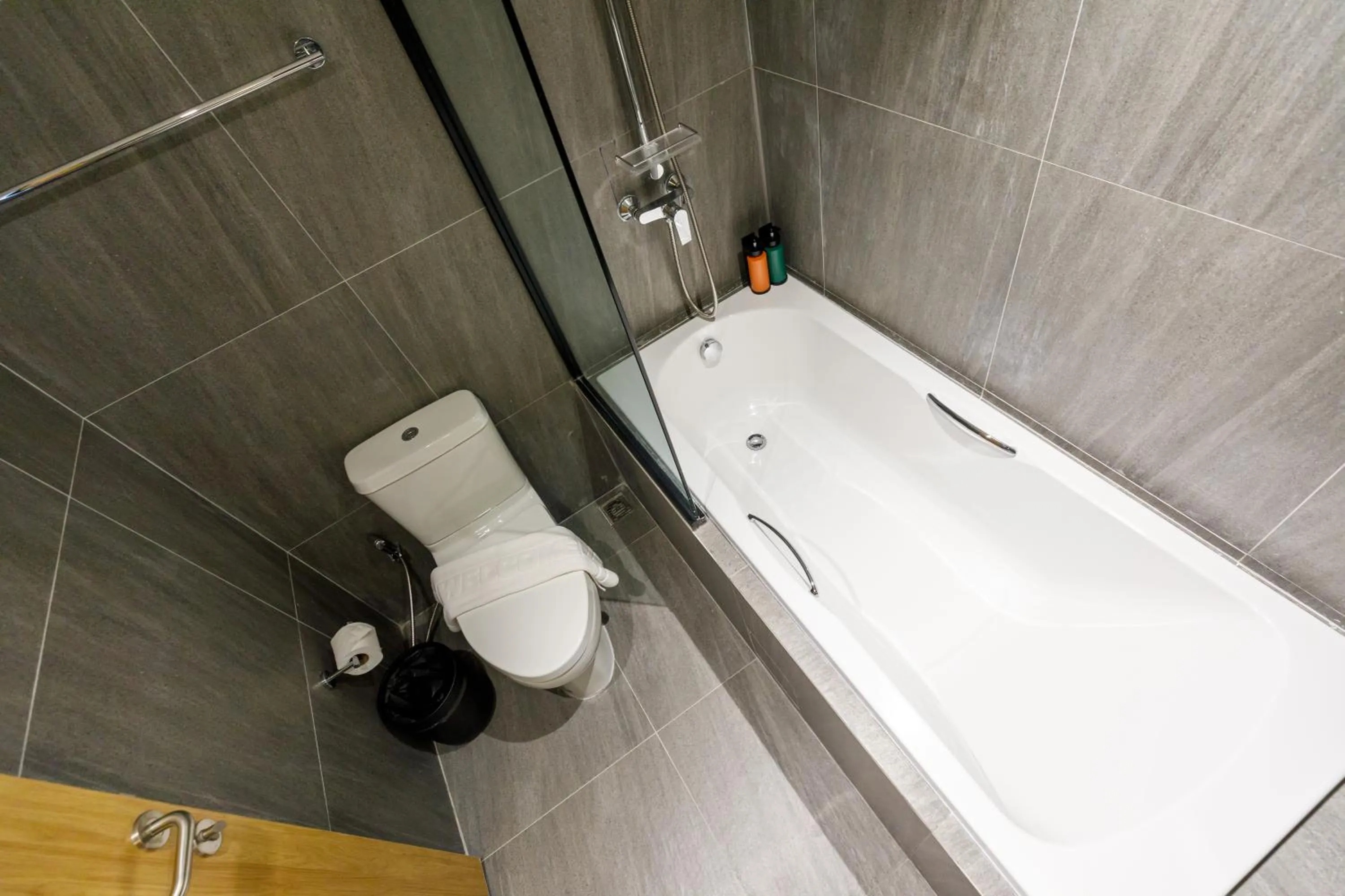 Toilet in Benjarong Hotel Bangkok Ratchada