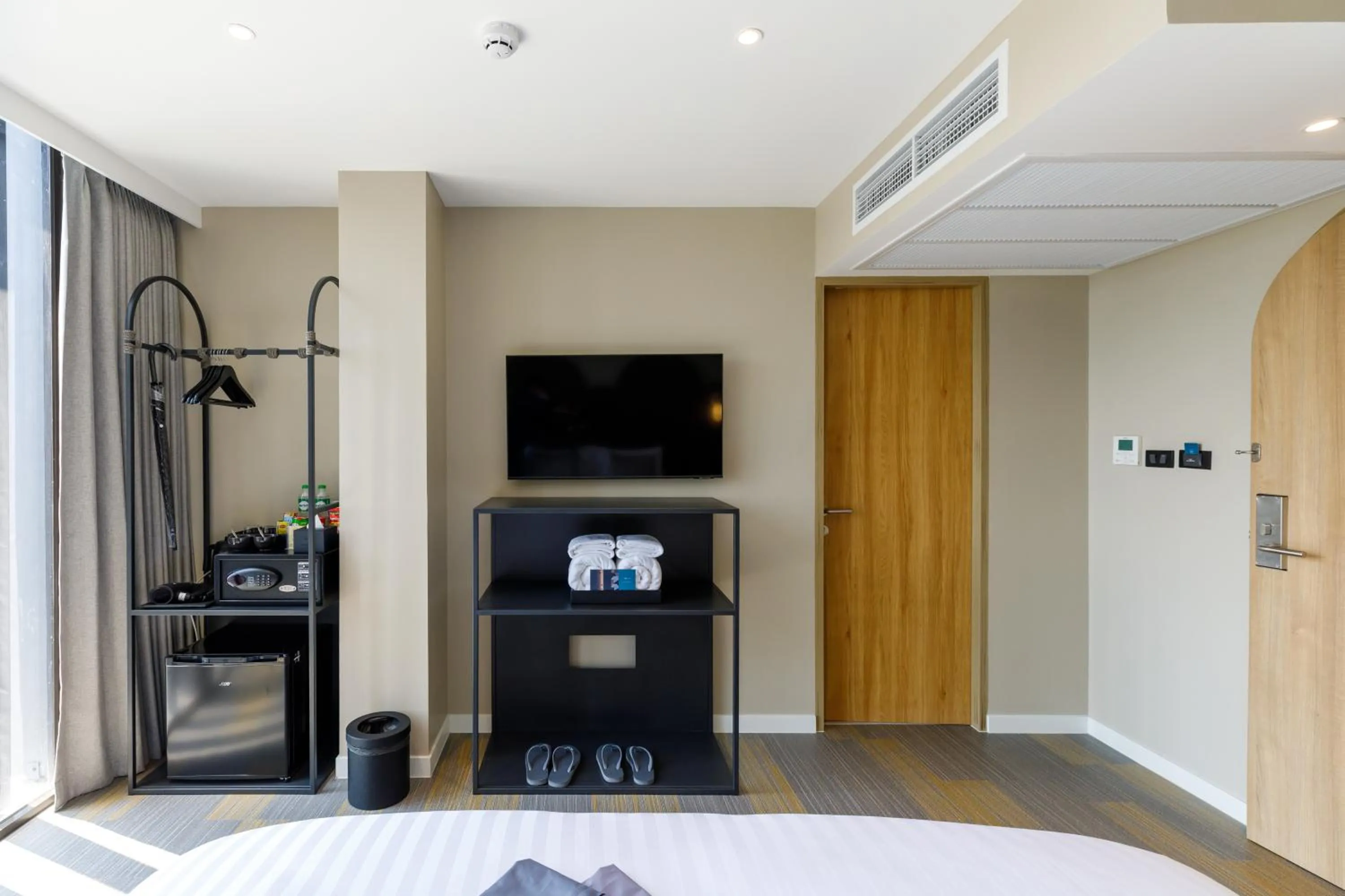 TV and multimedia, Bed in Benjarong Hotel Bangkok Ratchada