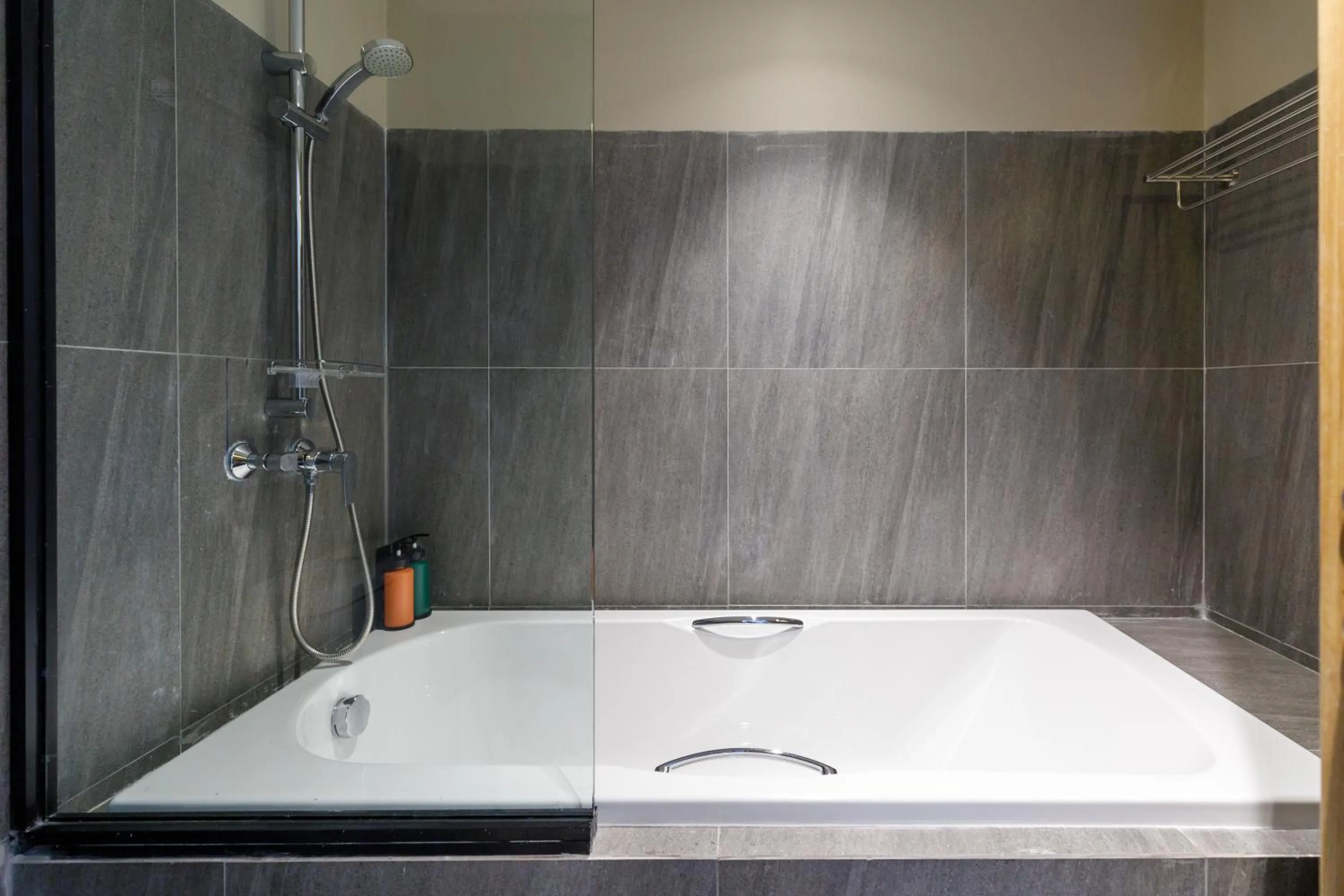 Shower in Benjarong Hotel Bangkok Ratchada