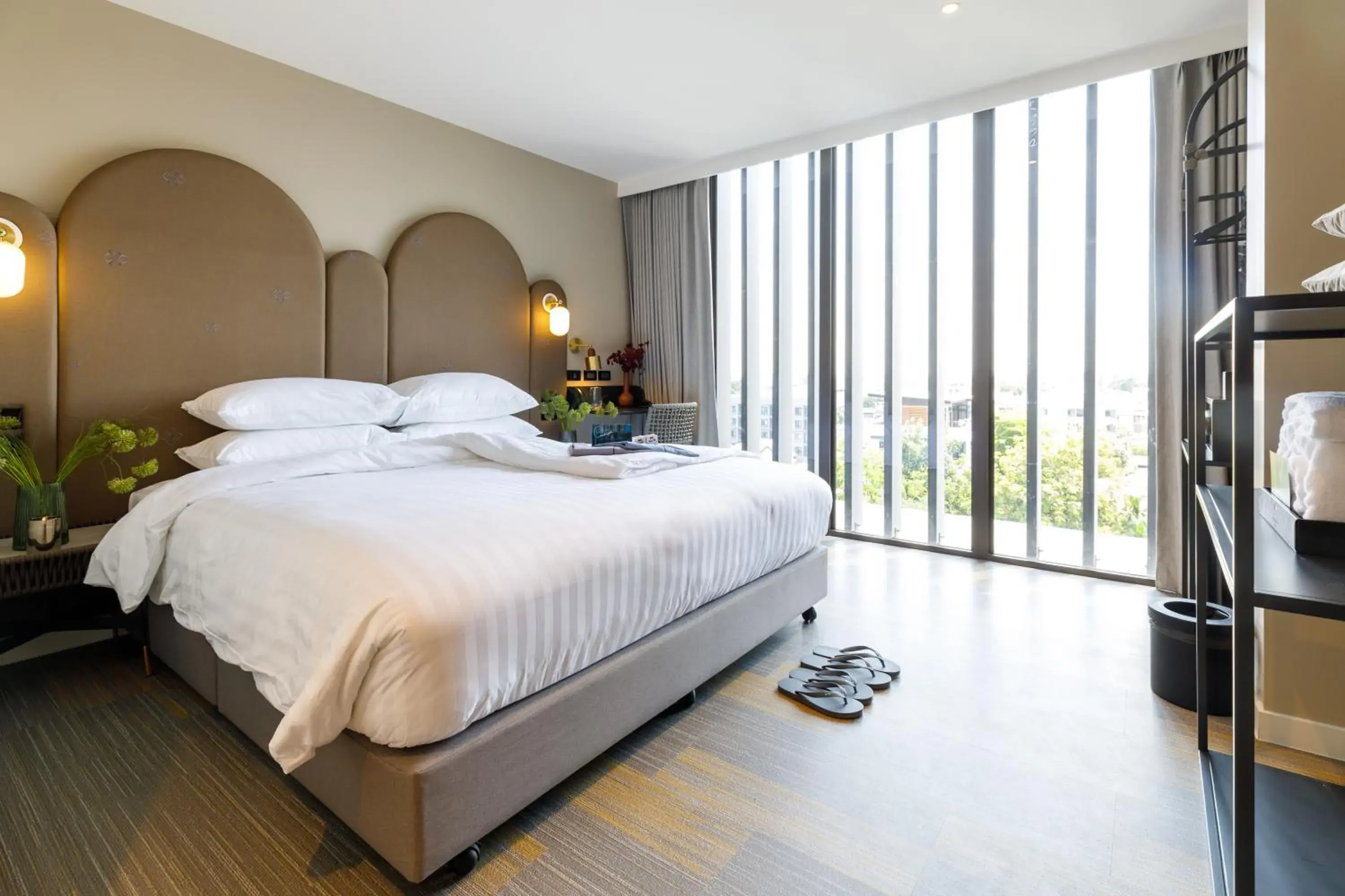 Deluxe Double Room in Benjarong Hotel Bangkok Deluxe Double Room in Benjarong Hotel Bangkok