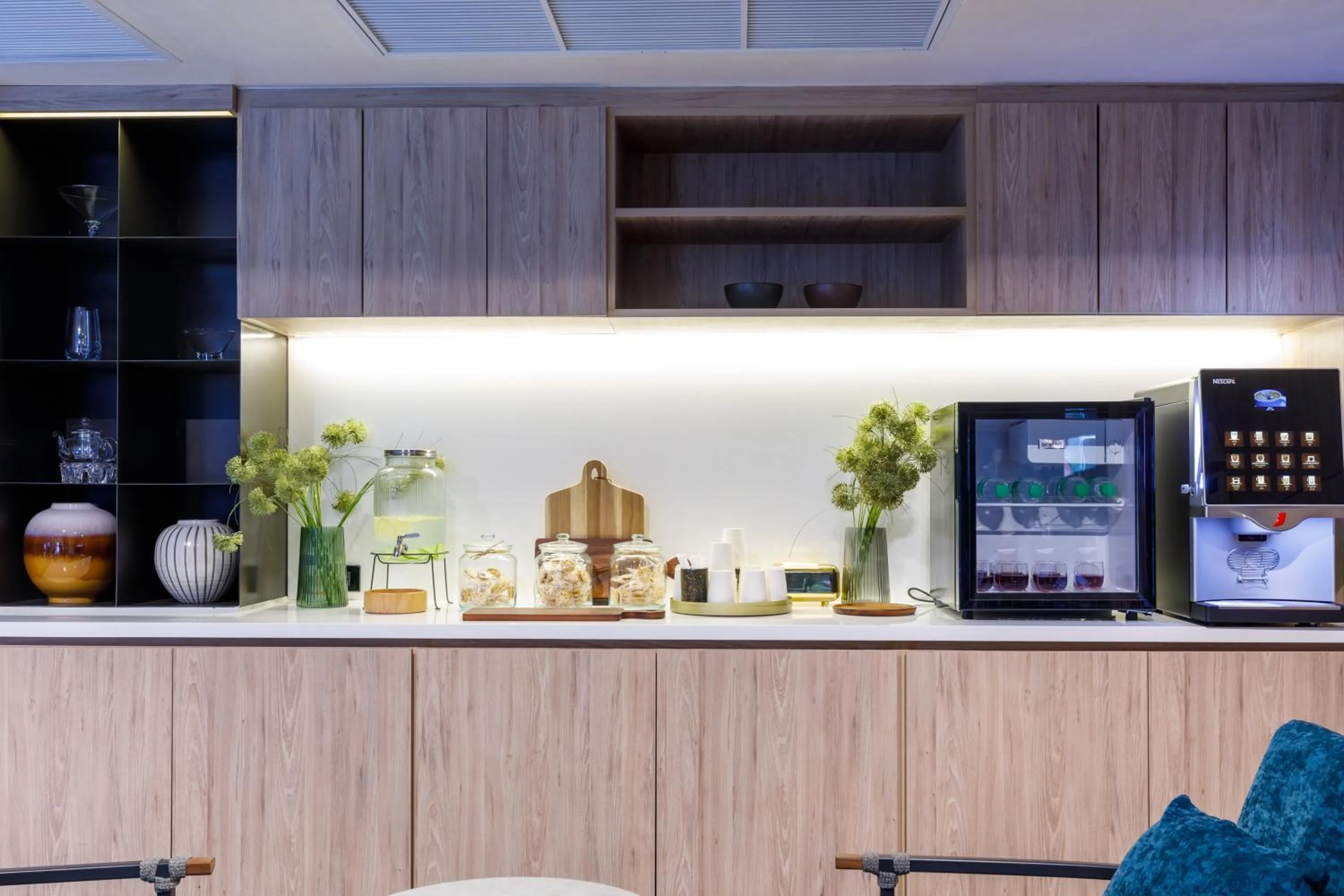 Coffee/tea facilities in Benjarong Hotel Bangkok Ratchada