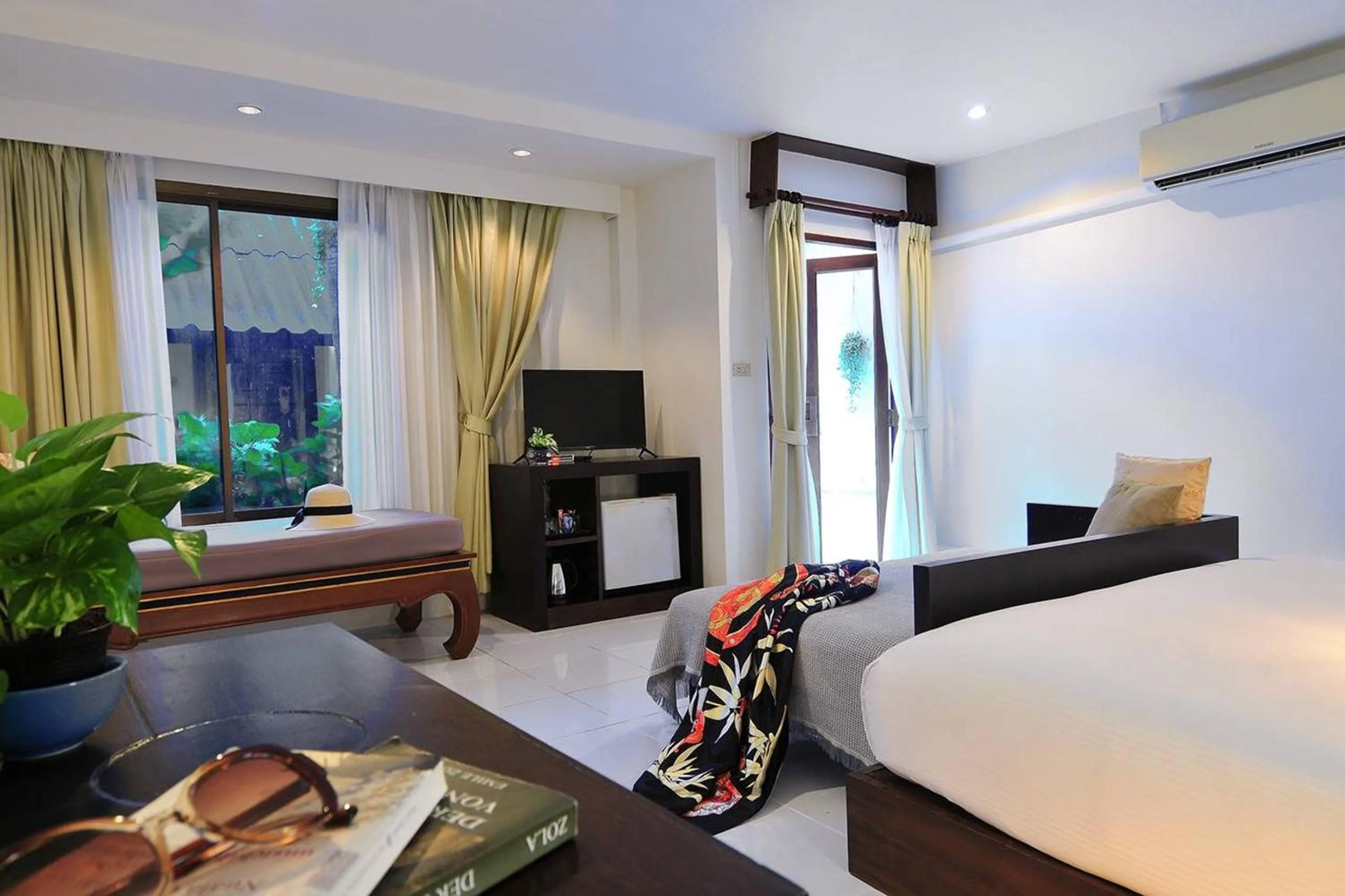 Bed in Koh Kwang Beach Resort