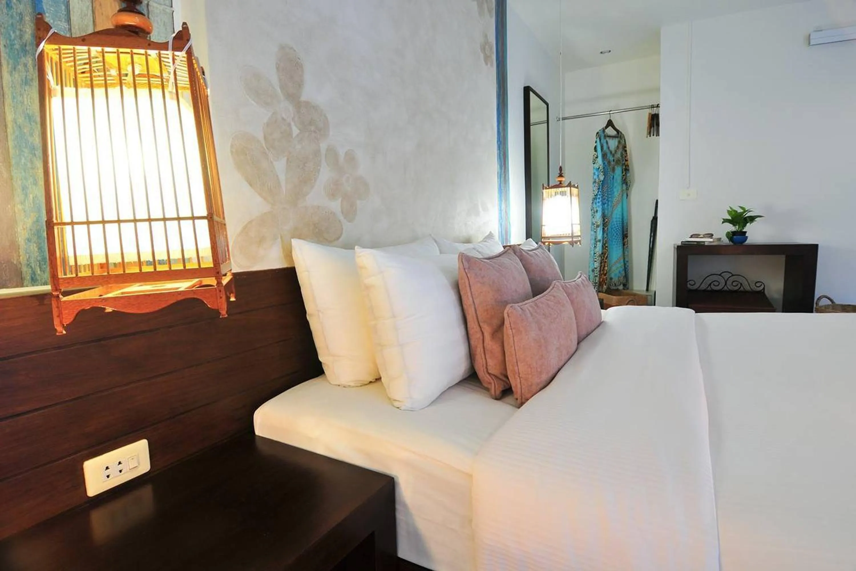 Bed in Koh Kwang Beach Resort