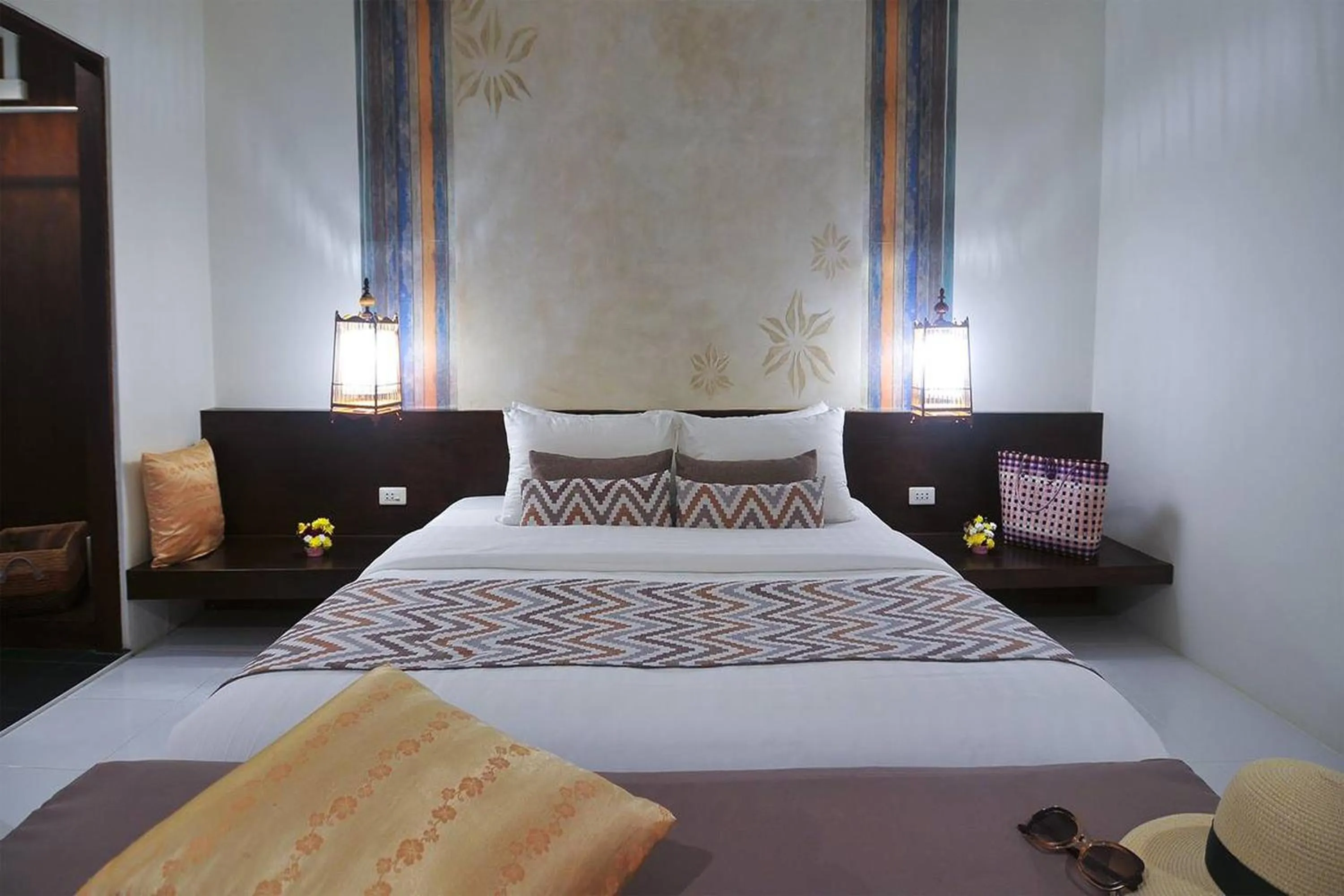 Bed in Koh Kwang Beach Resort