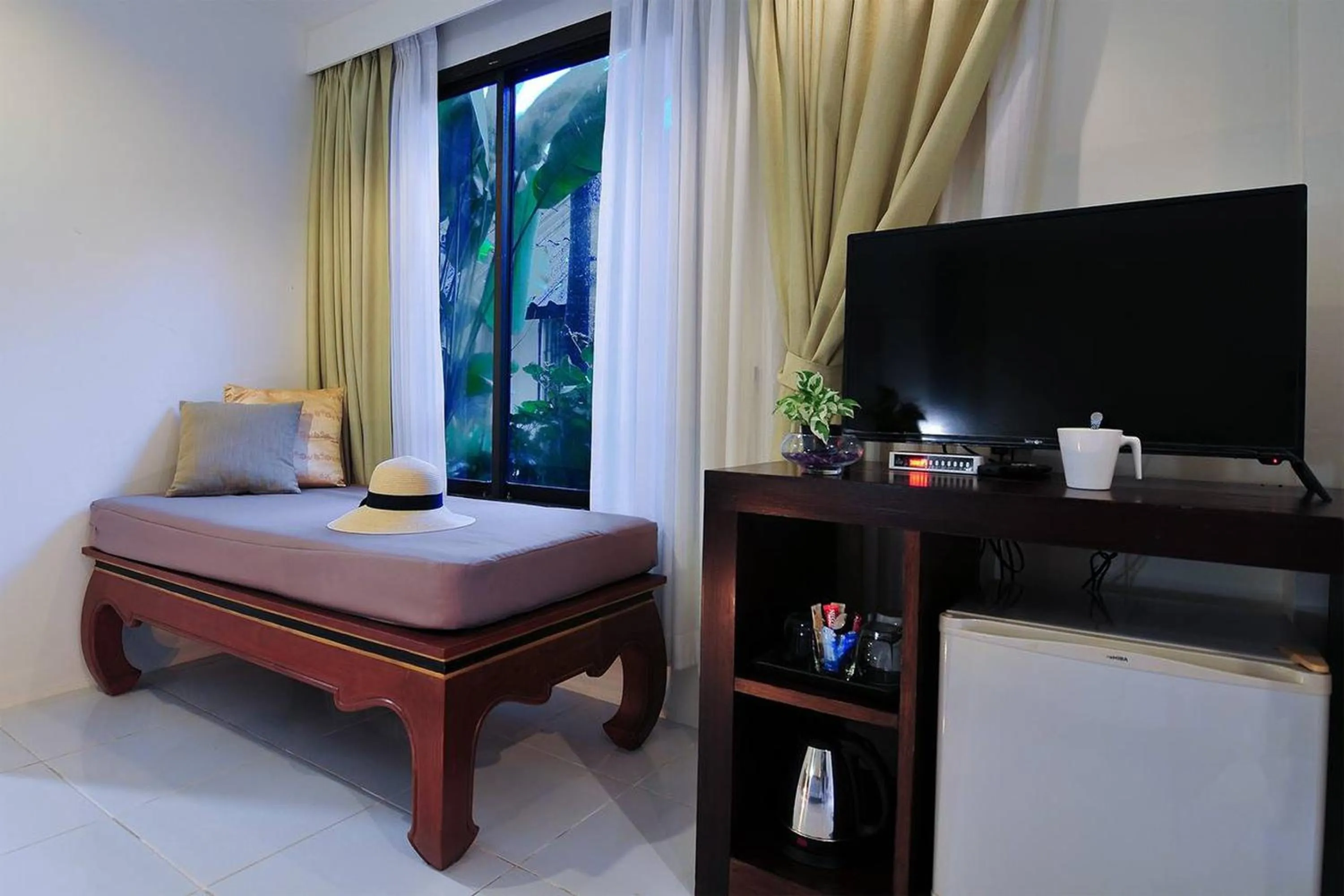 Bed in Koh Kwang Beach Resort