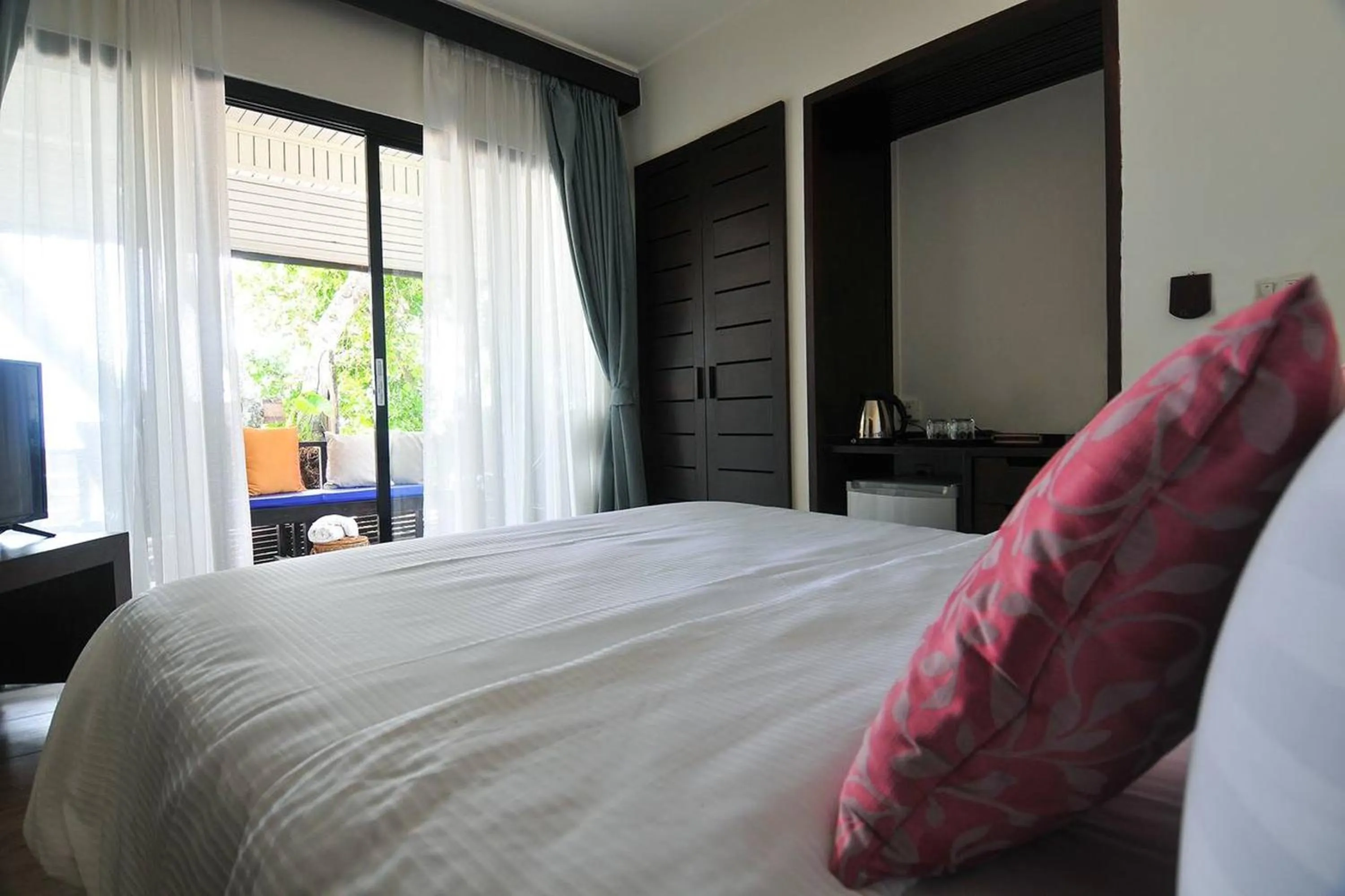 Bed in Koh Kwang Beach Resort