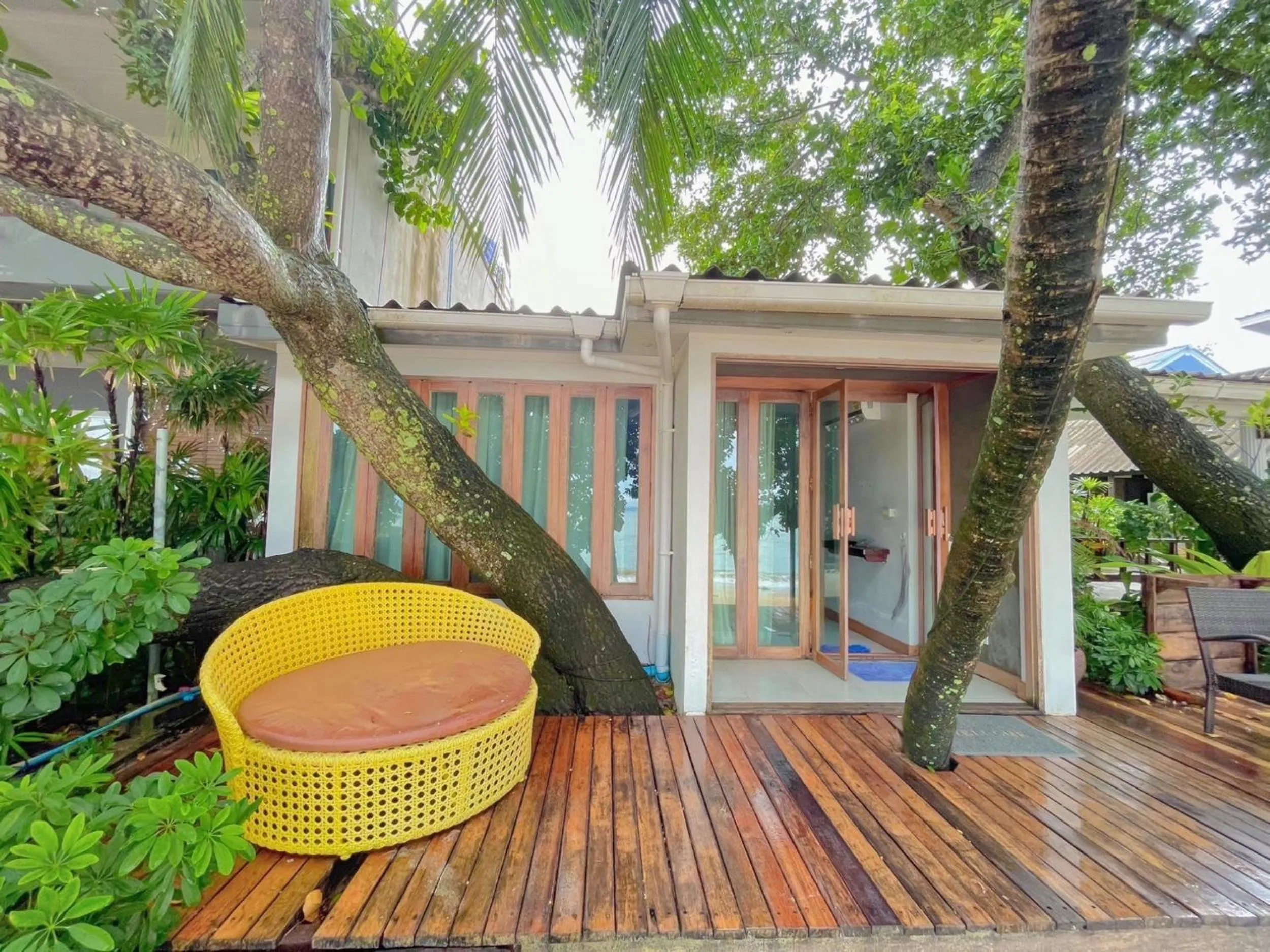 Property building in Koh Kwang Beach Resort