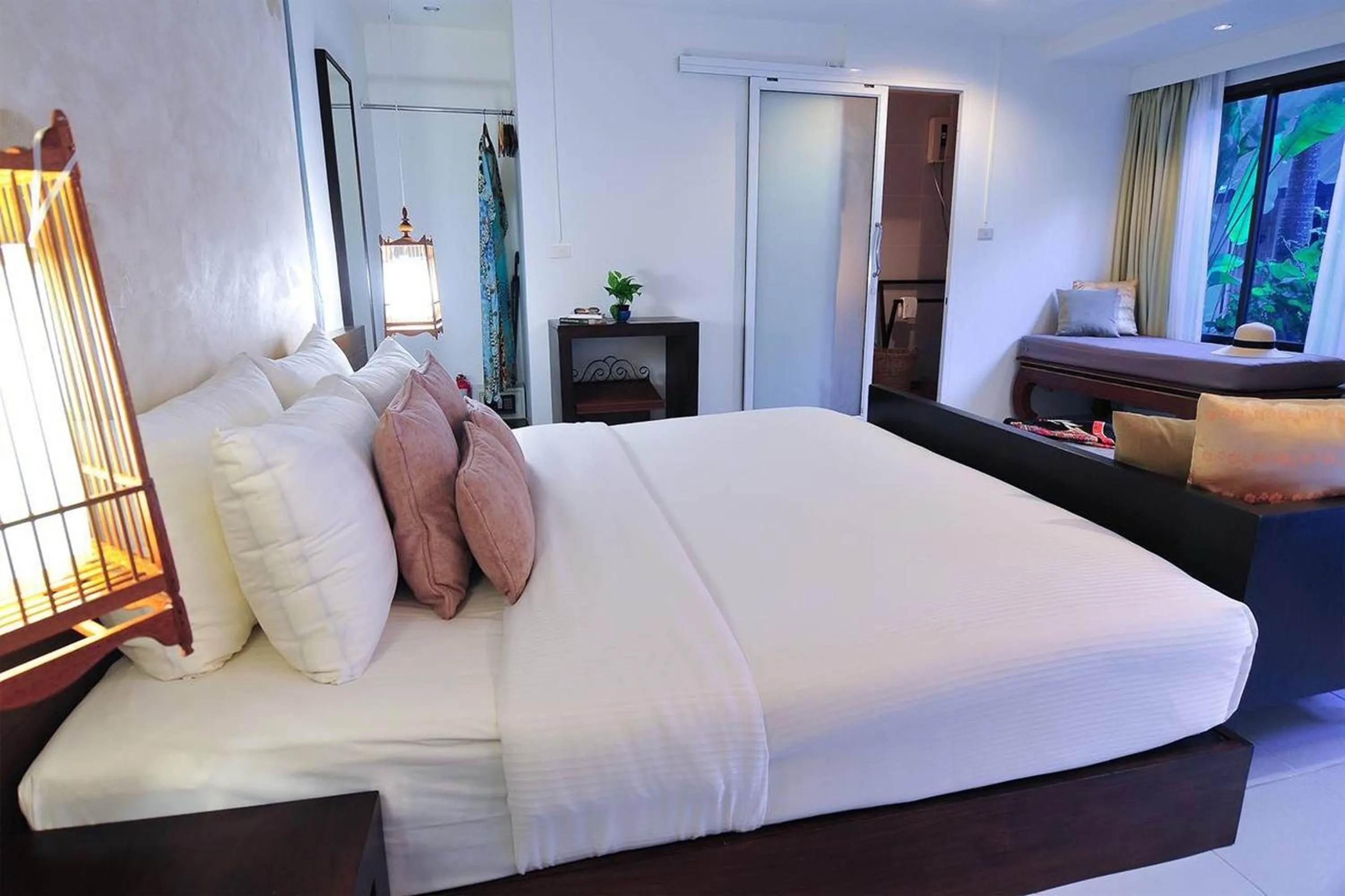 Bed in Koh Kwang Beach Resort