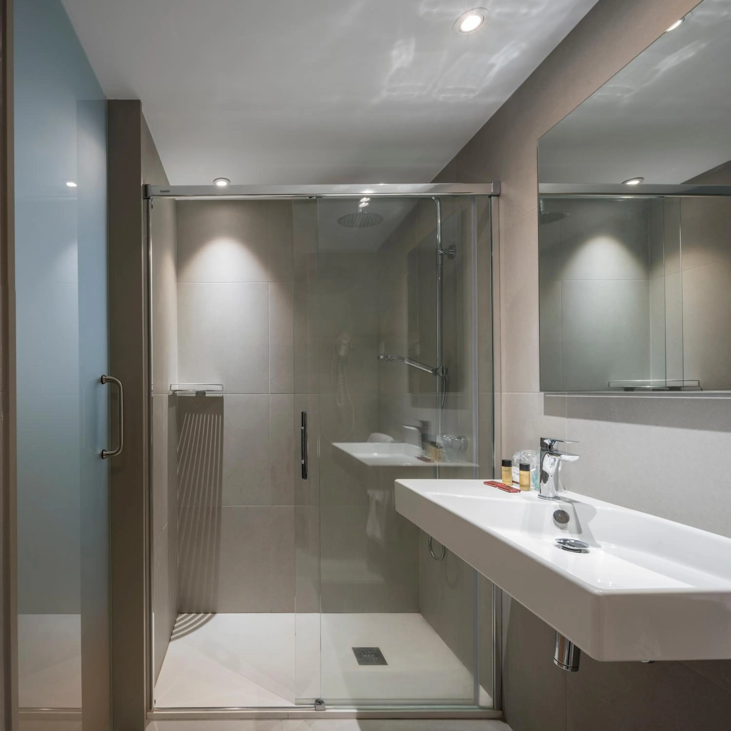 Shower in Hotel Airiños 3*