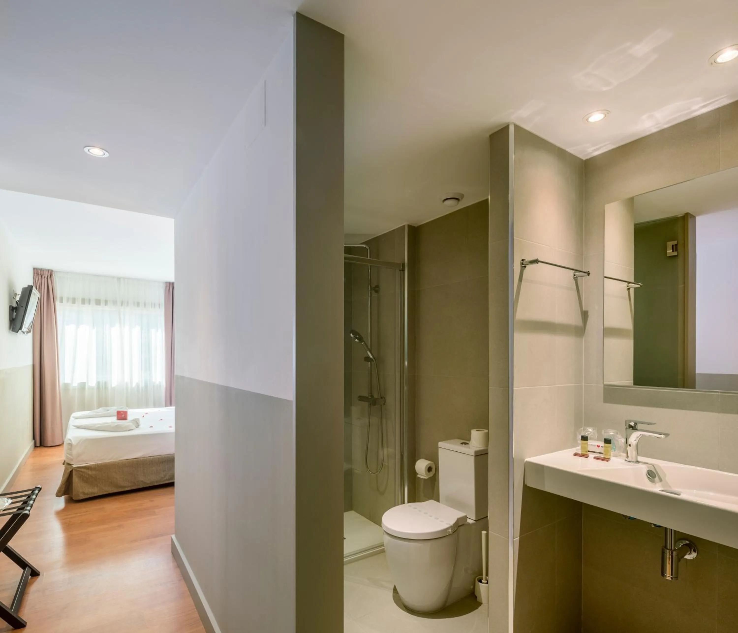 Photo of the whole room in Hotel Airiños 3*