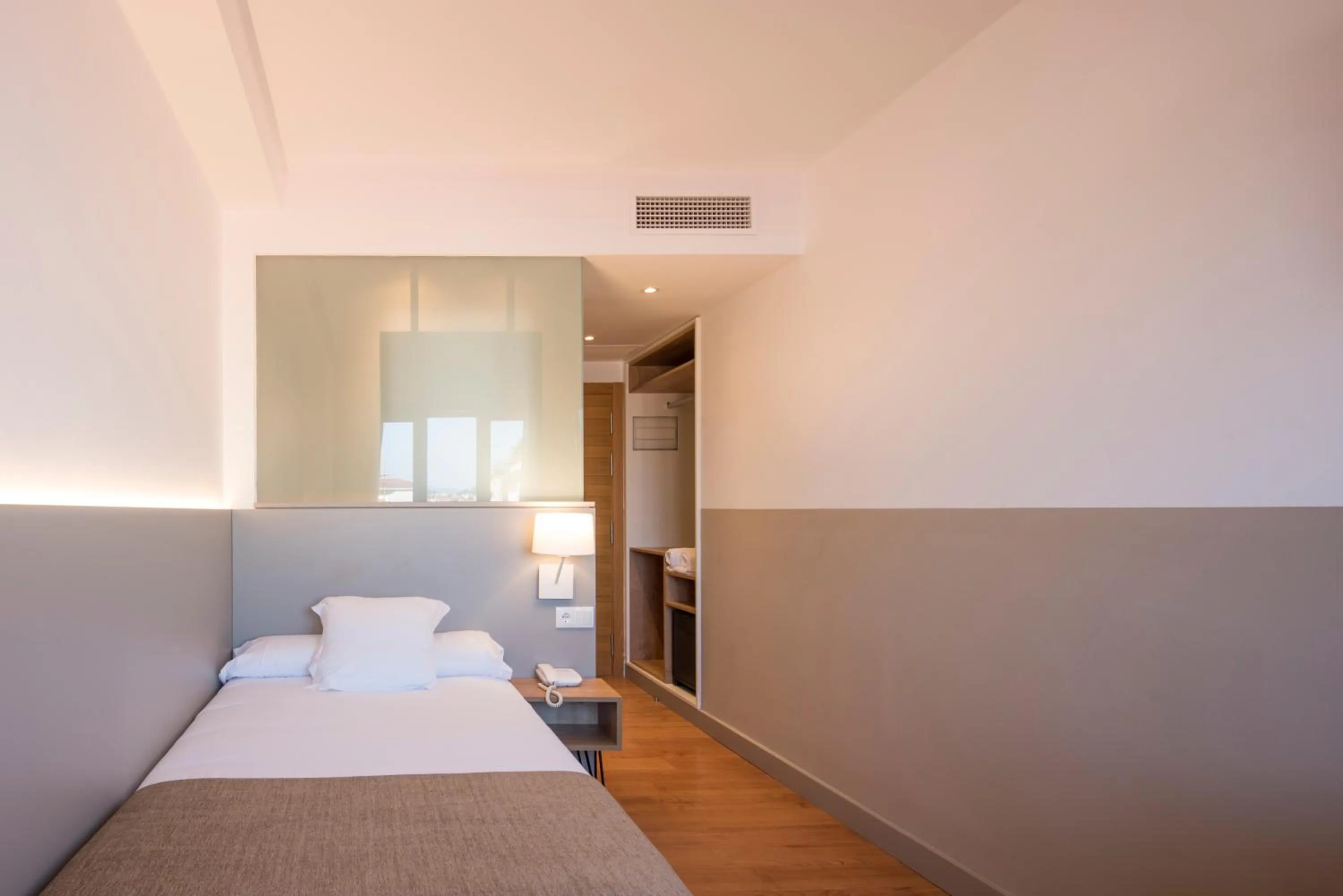 Photo of the whole room, Bed in Hotel Airiños 3*