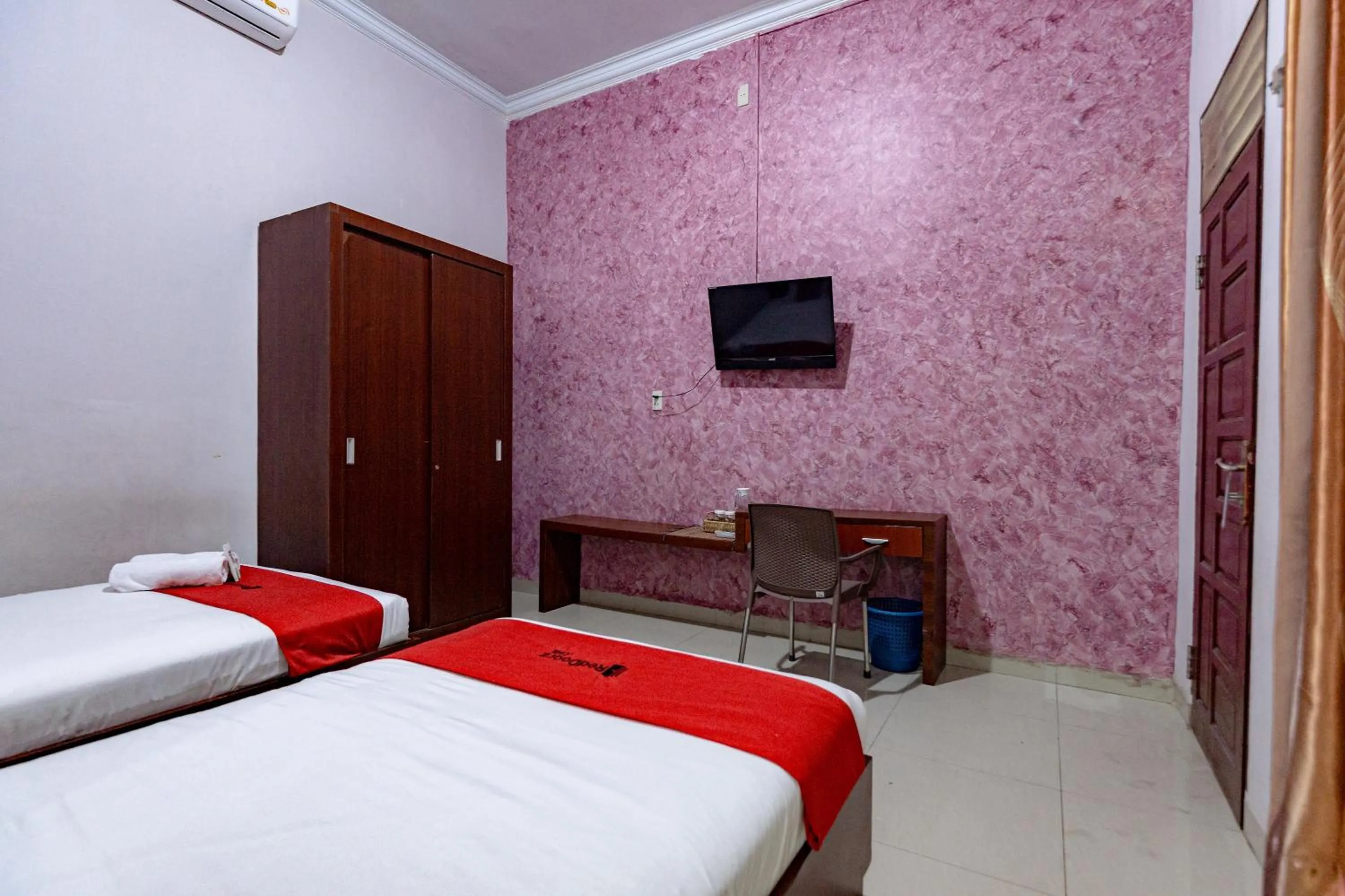 Bedroom, Bed in RedDoorz Syariah near UISU Medan