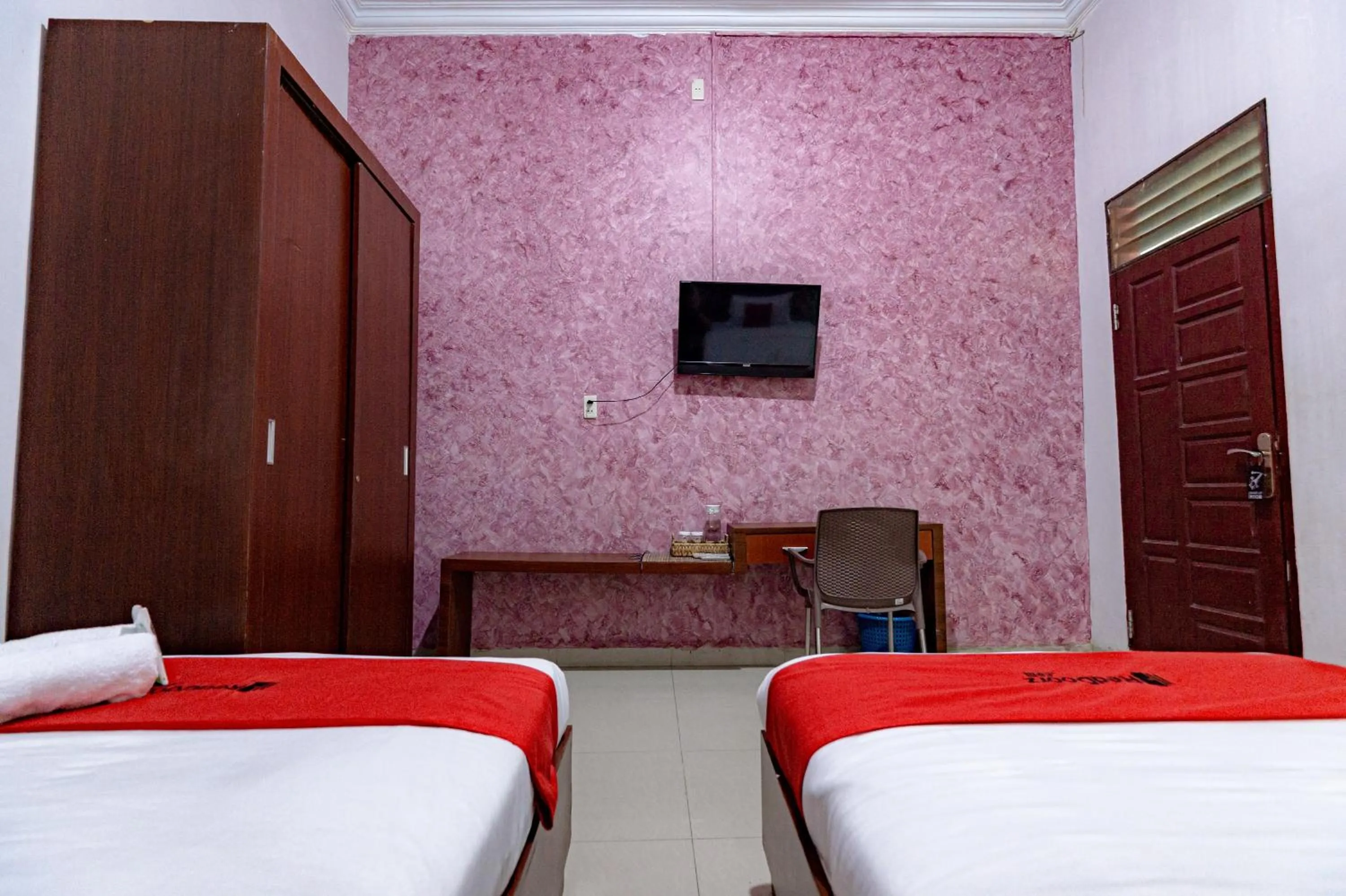 Bedroom, Bed in RedDoorz Syariah near UISU Medan