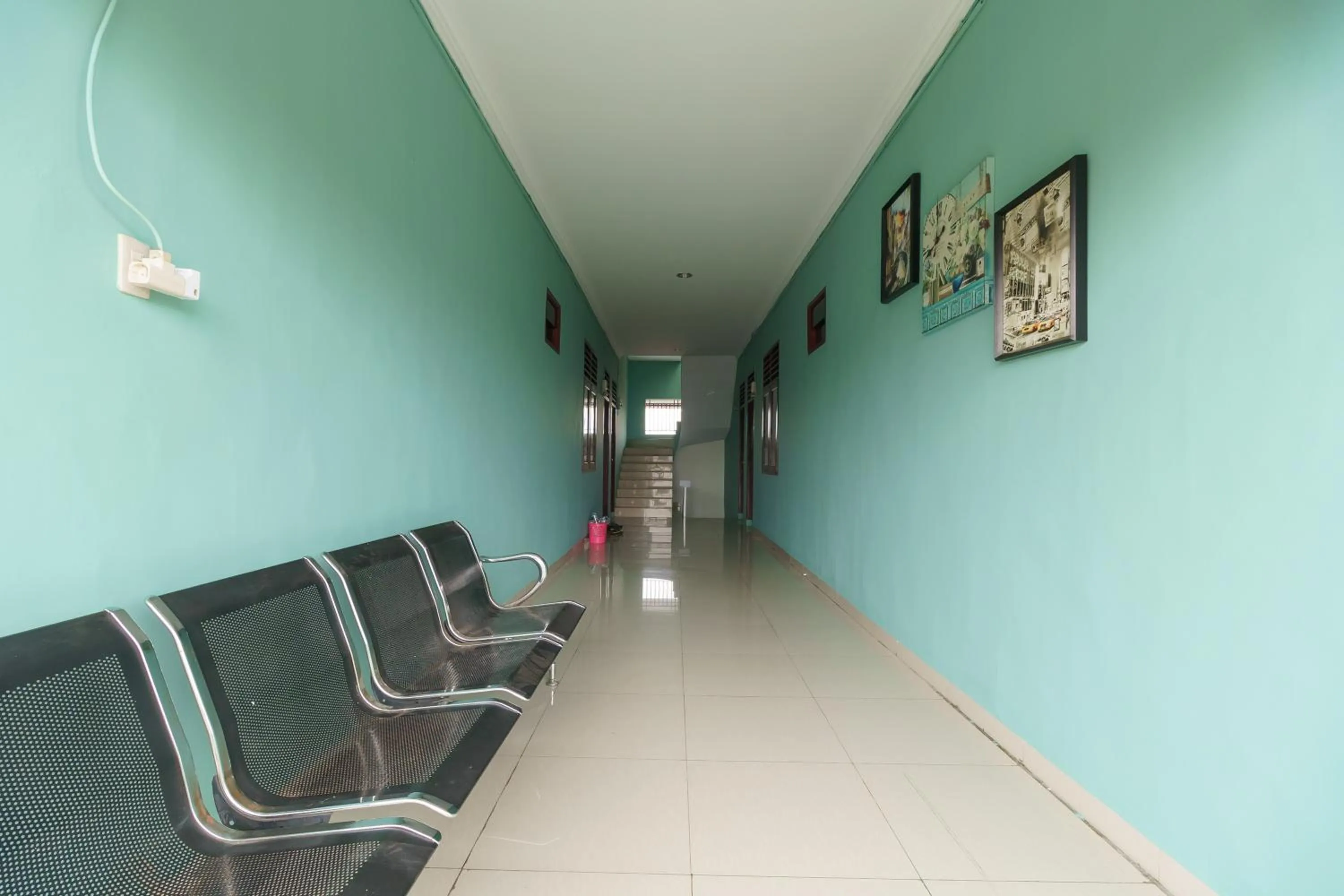 Seating area in RedDoorz Syariah near UISU Medan