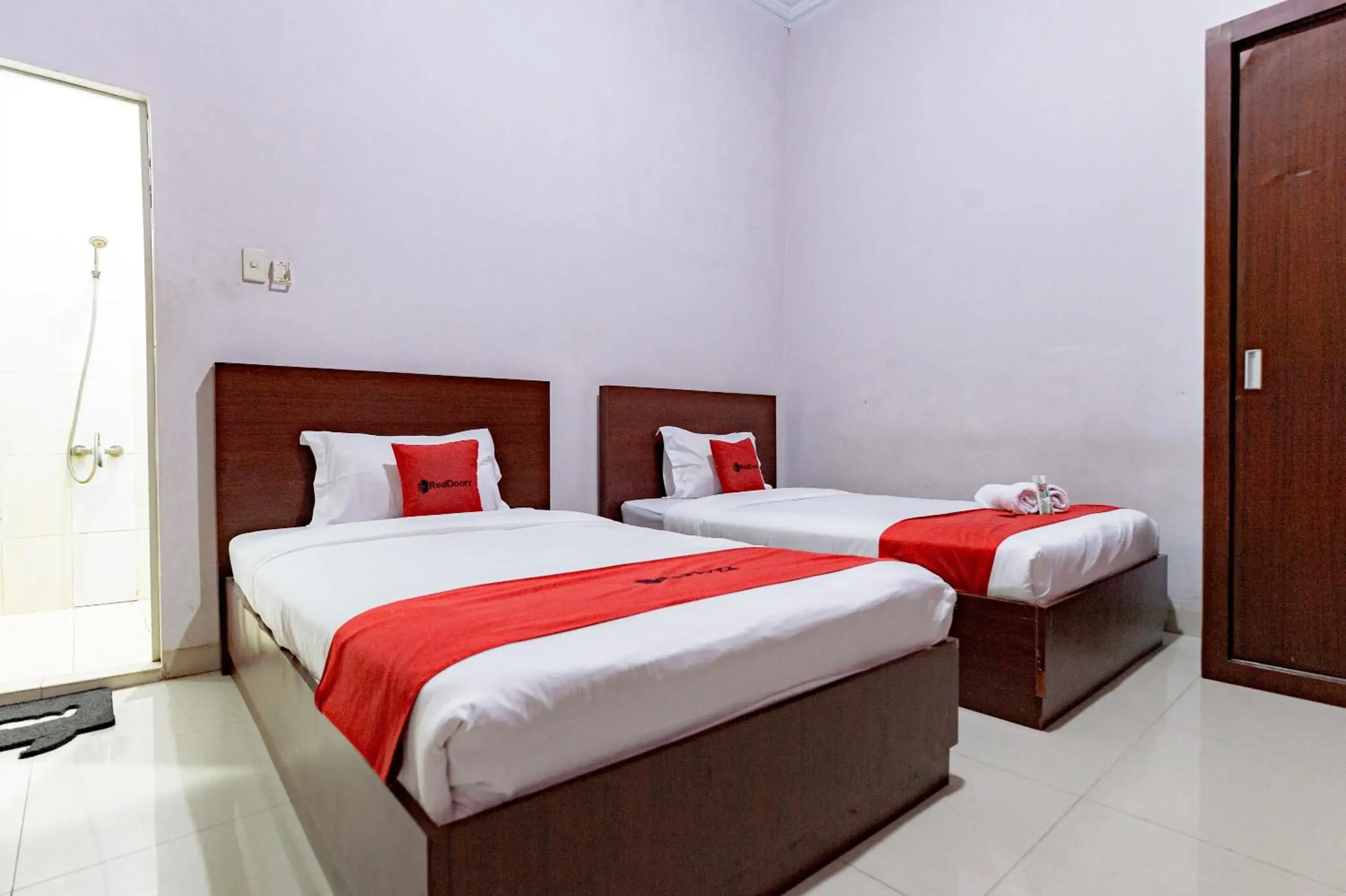 Twin Room in RedDoorz Syariah near UISU Medan Twin Room in RedDoorz Syariah near UISU Medan