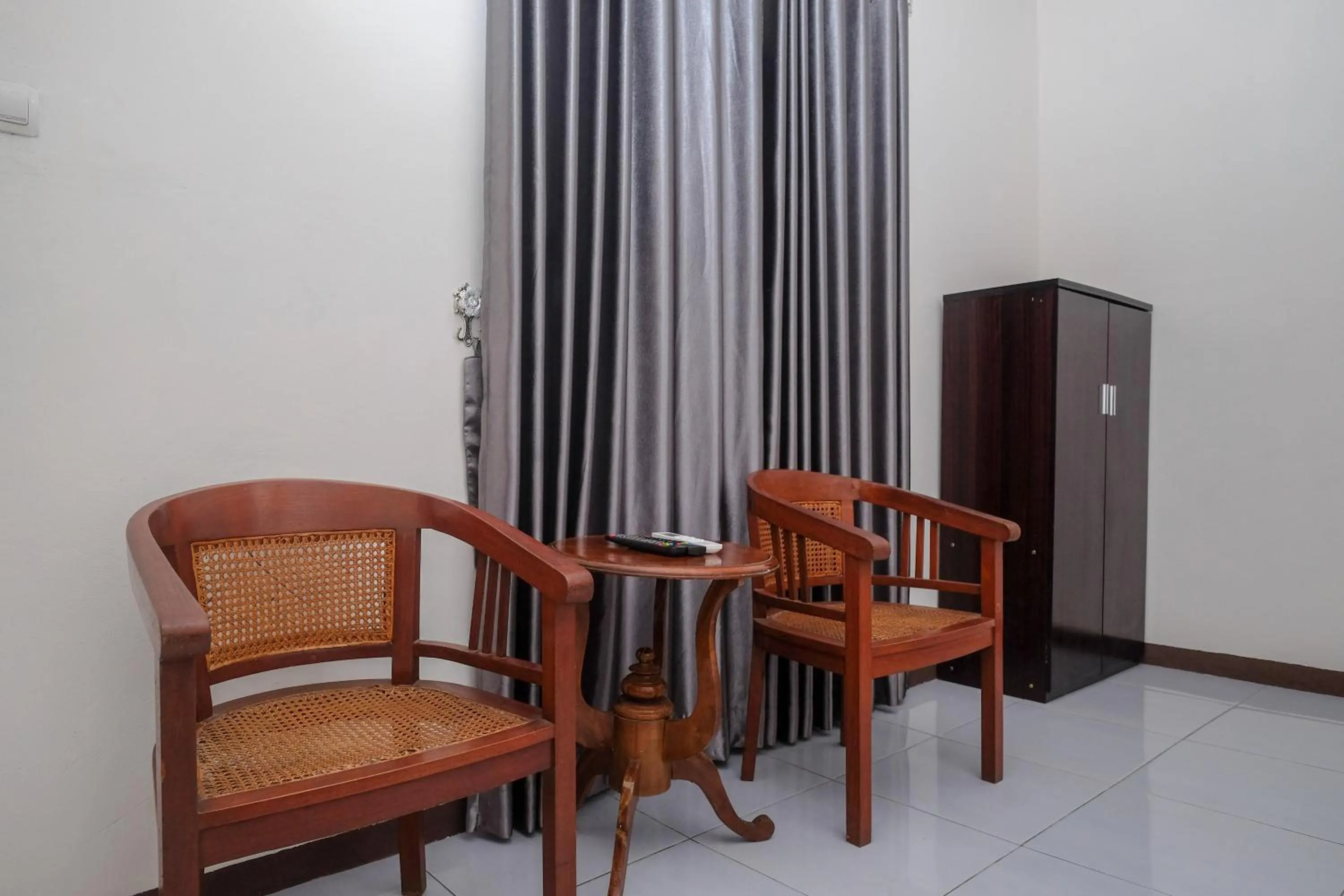 Seating area in Urbanview Syariah Zidney 3 Salatiga by RedDoorz