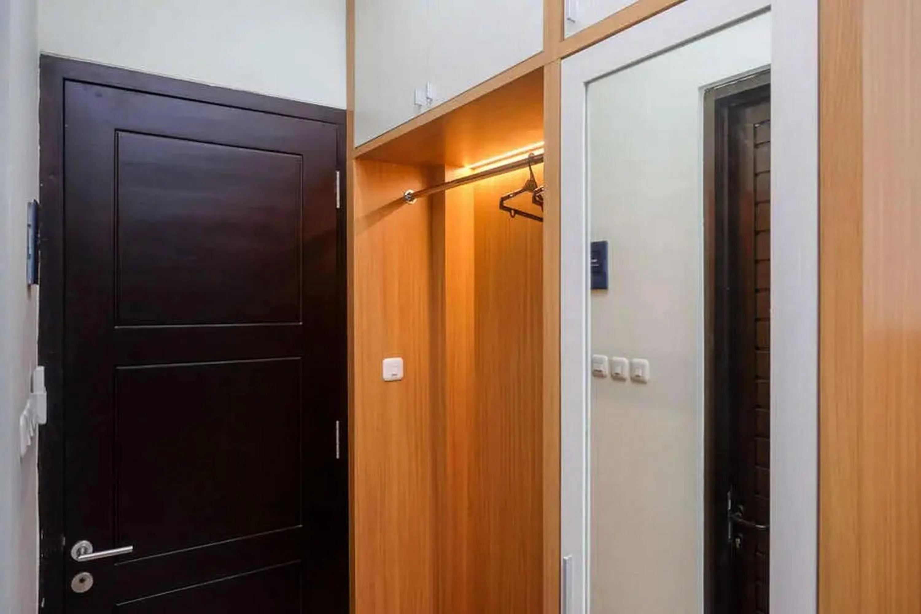 wardrobe in Urbanview Sumampir Anugrah Purwokerto by RedDoorz