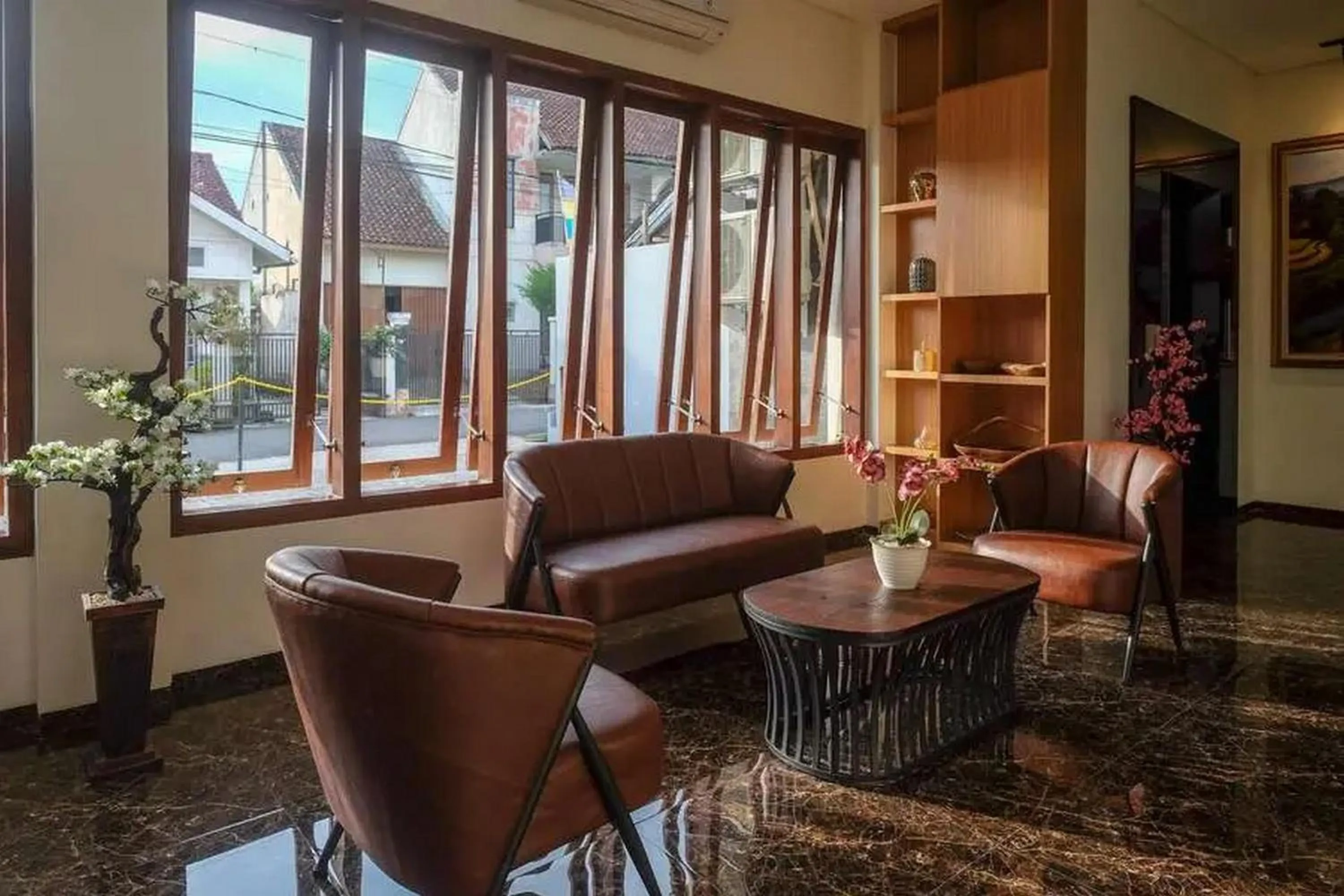 Living room in Urbanview Sumampir Anugrah Purwokerto by RedDoorz