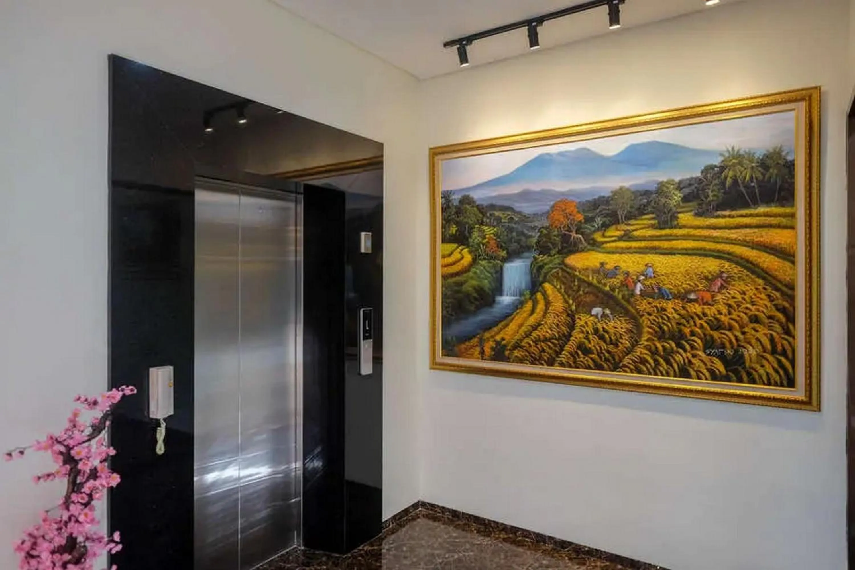 elevator in Urbanview Sumampir Anugrah Purwokerto by RedDoorz