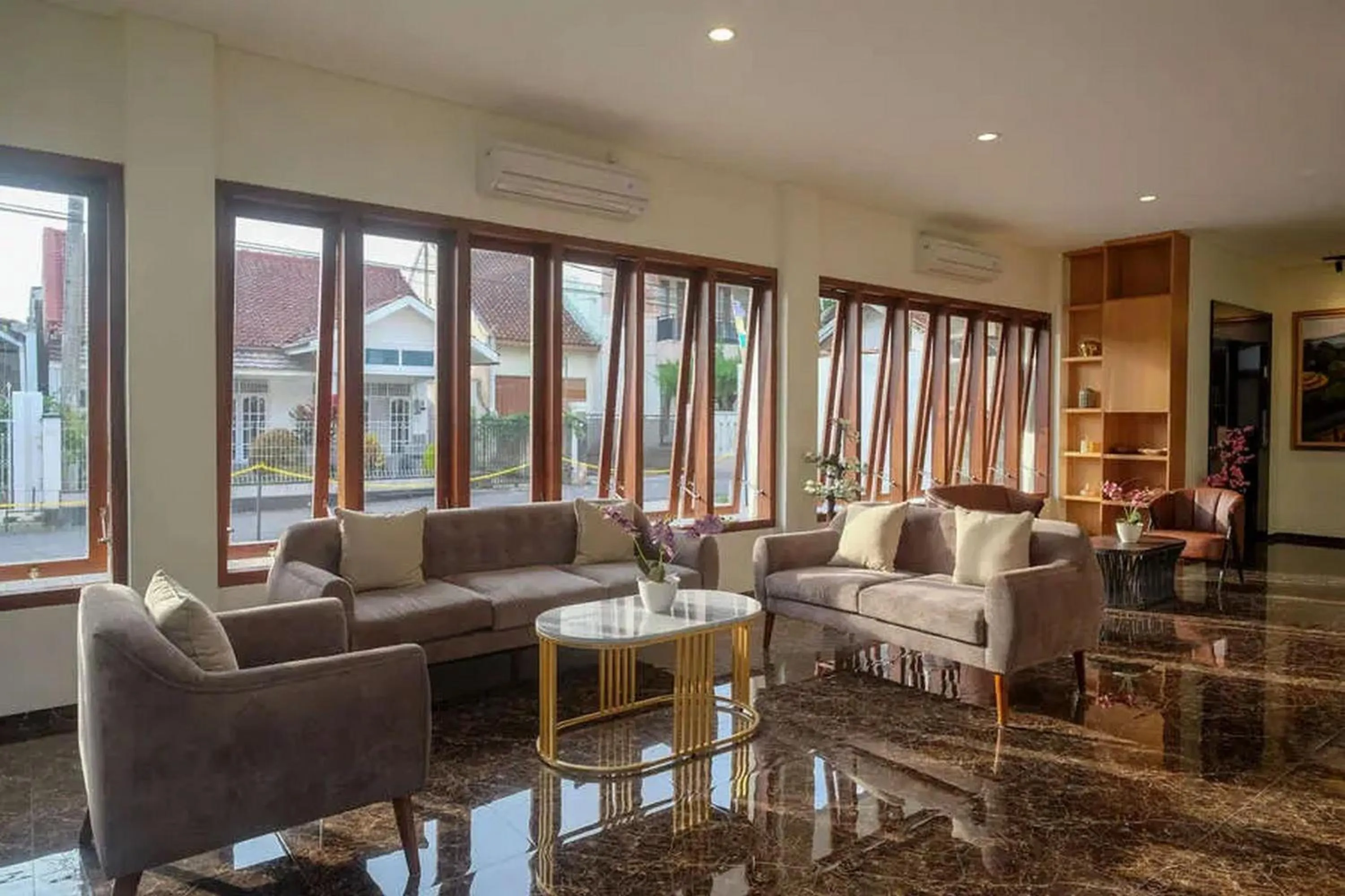 Living room in Urbanview Sumampir Anugrah Purwokerto by RedDoorz