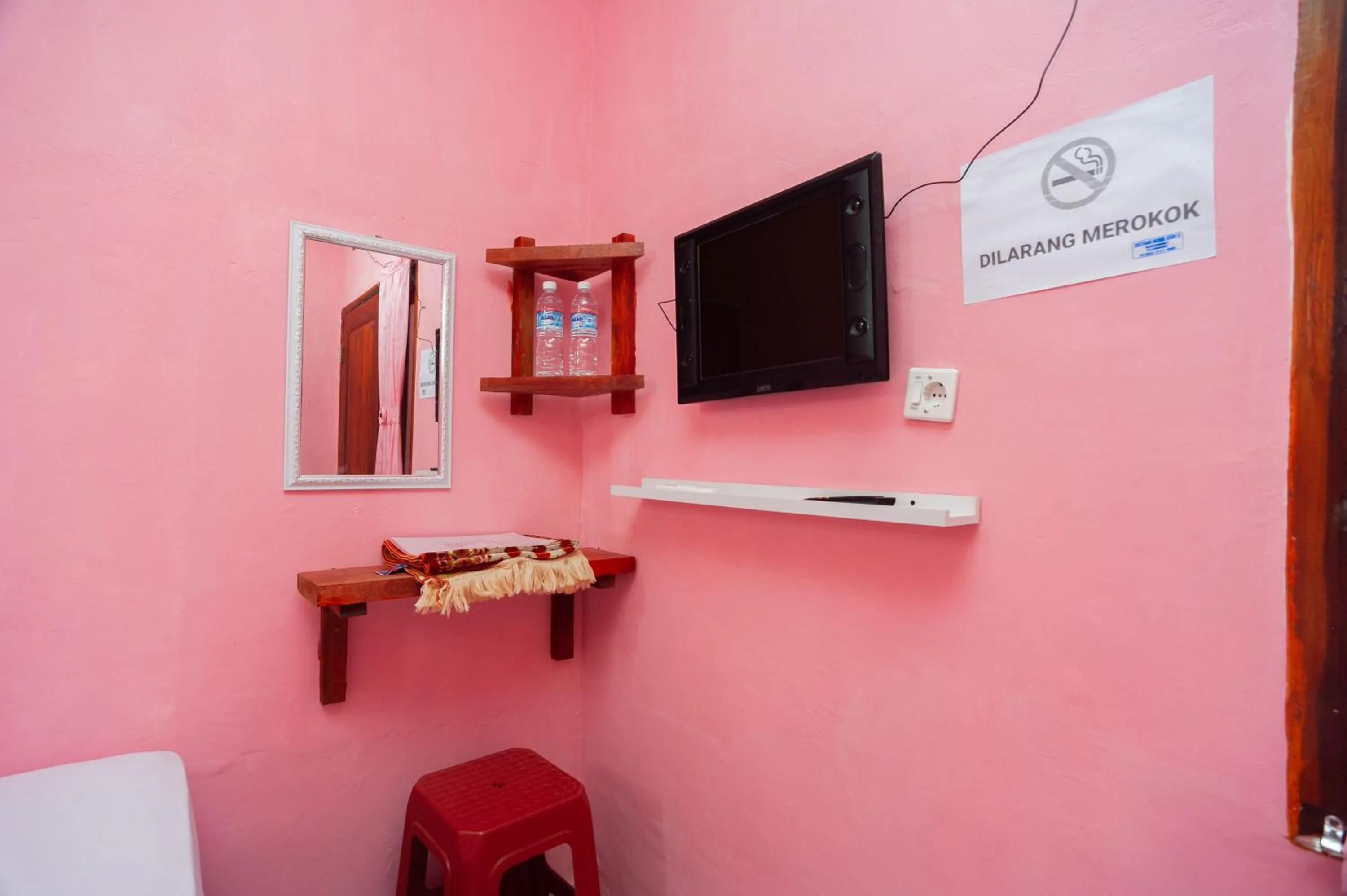 TV and multimedia in RedDoorz near Simpang Bandara SMB II