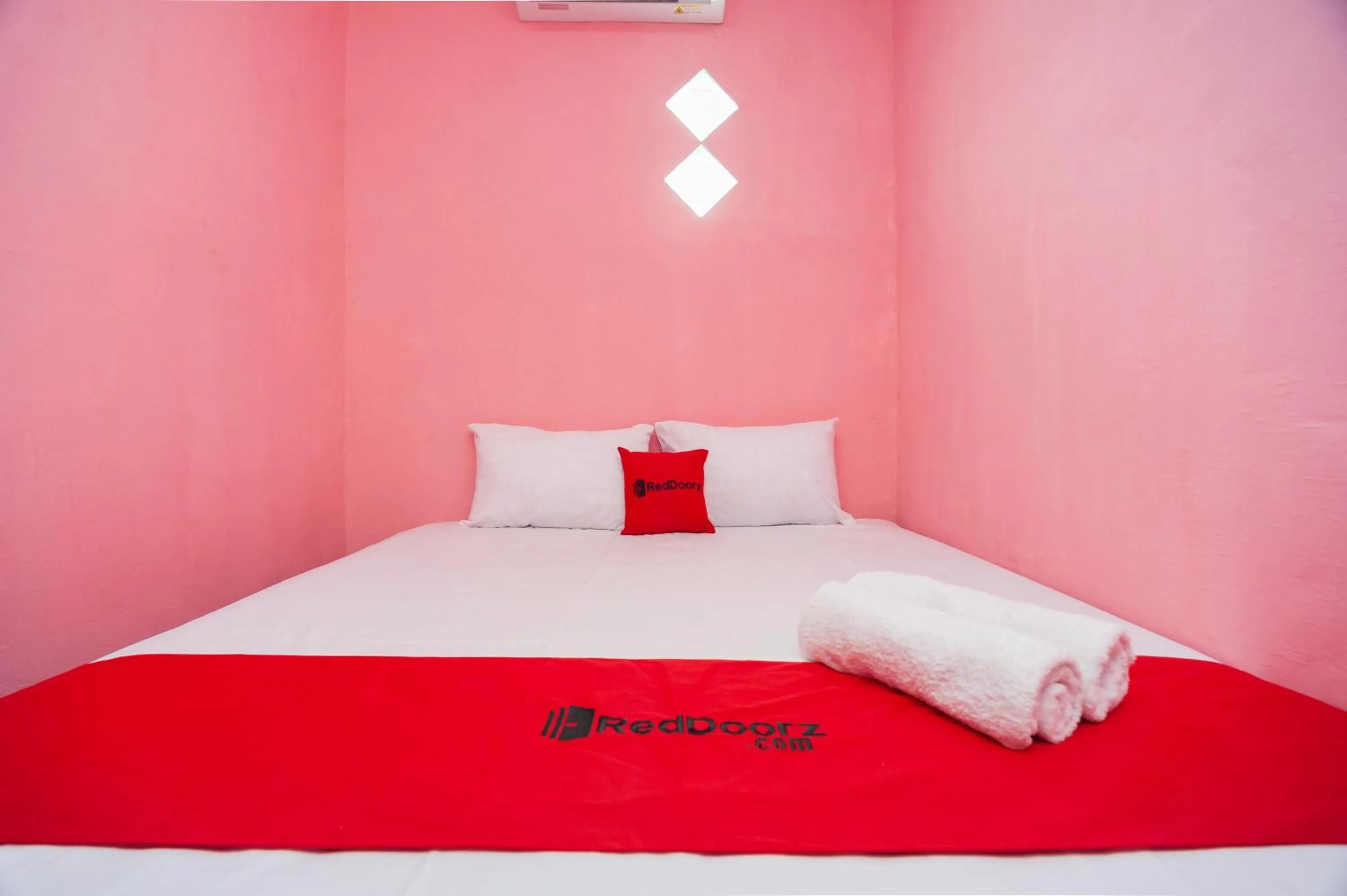 Bedroom, Bed in RedDoorz near Simpang Bandara SMB II