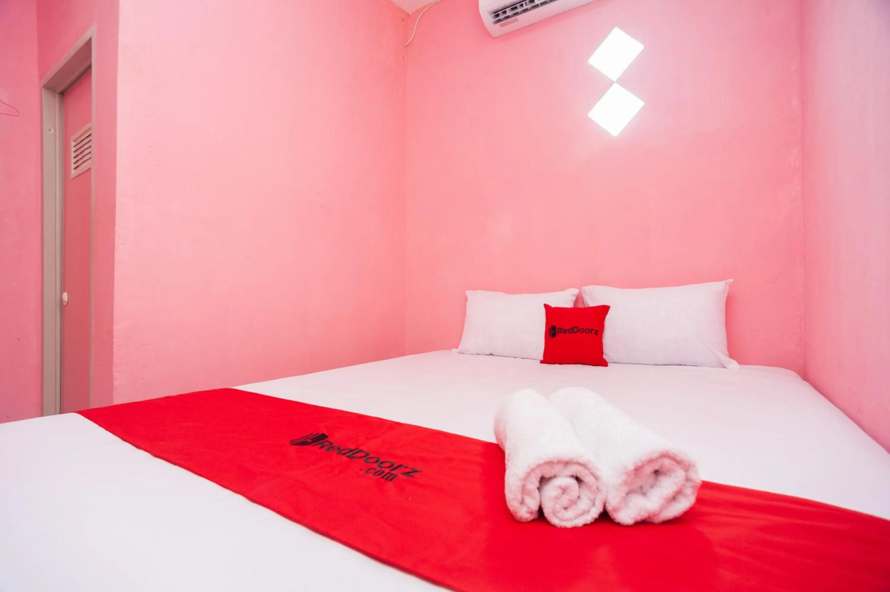 Bedroom, Bed in RedDoorz near Simpang Bandara SMB II