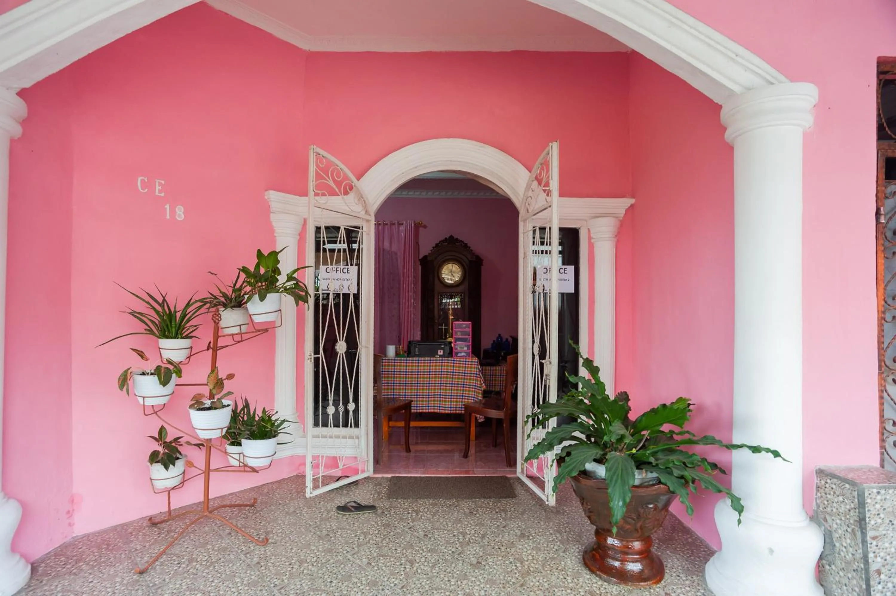 Facade/entrance in RedDoorz near Simpang Bandara SMB II