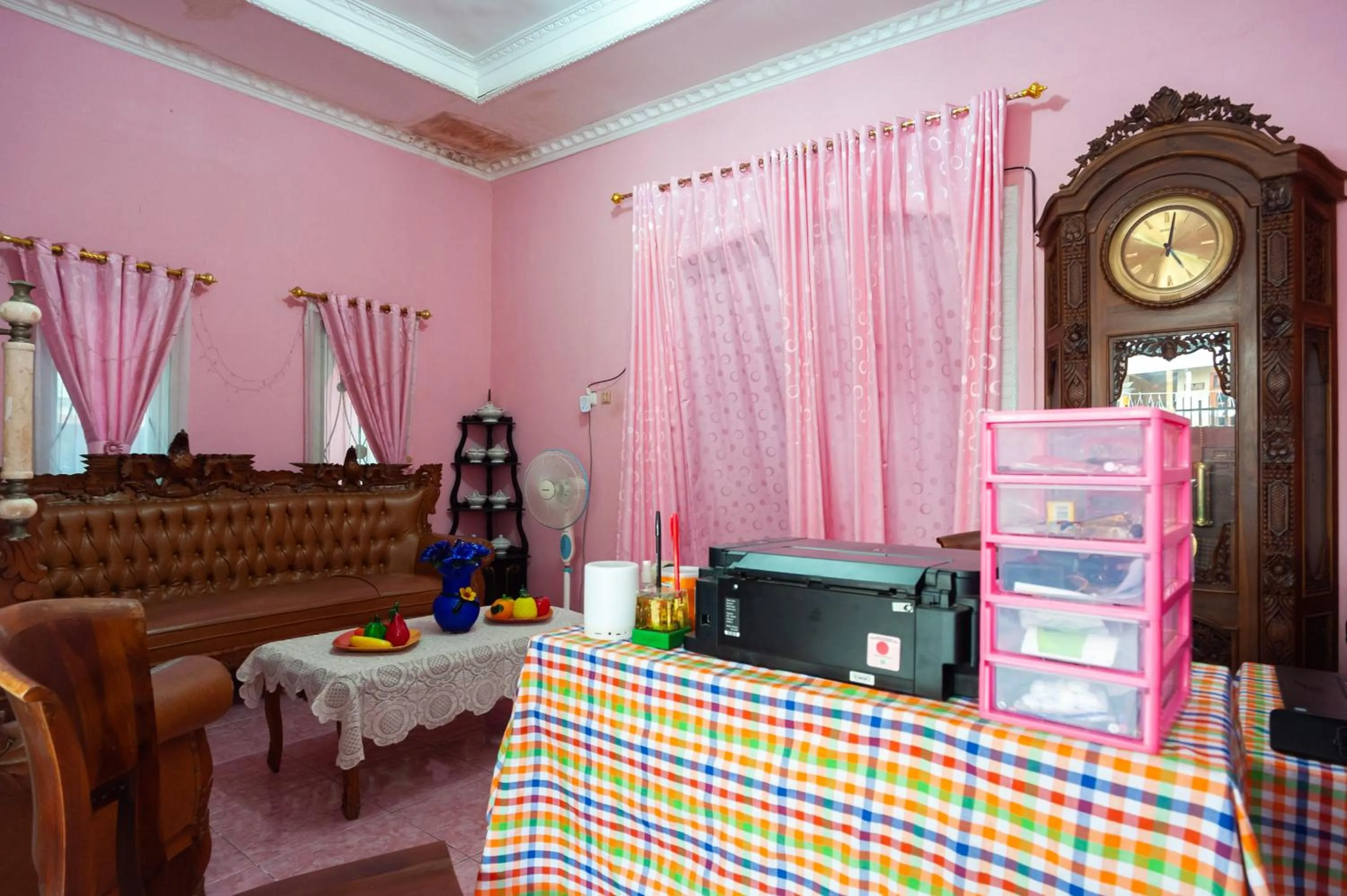 Living room in RedDoorz near Simpang Bandara SMB II