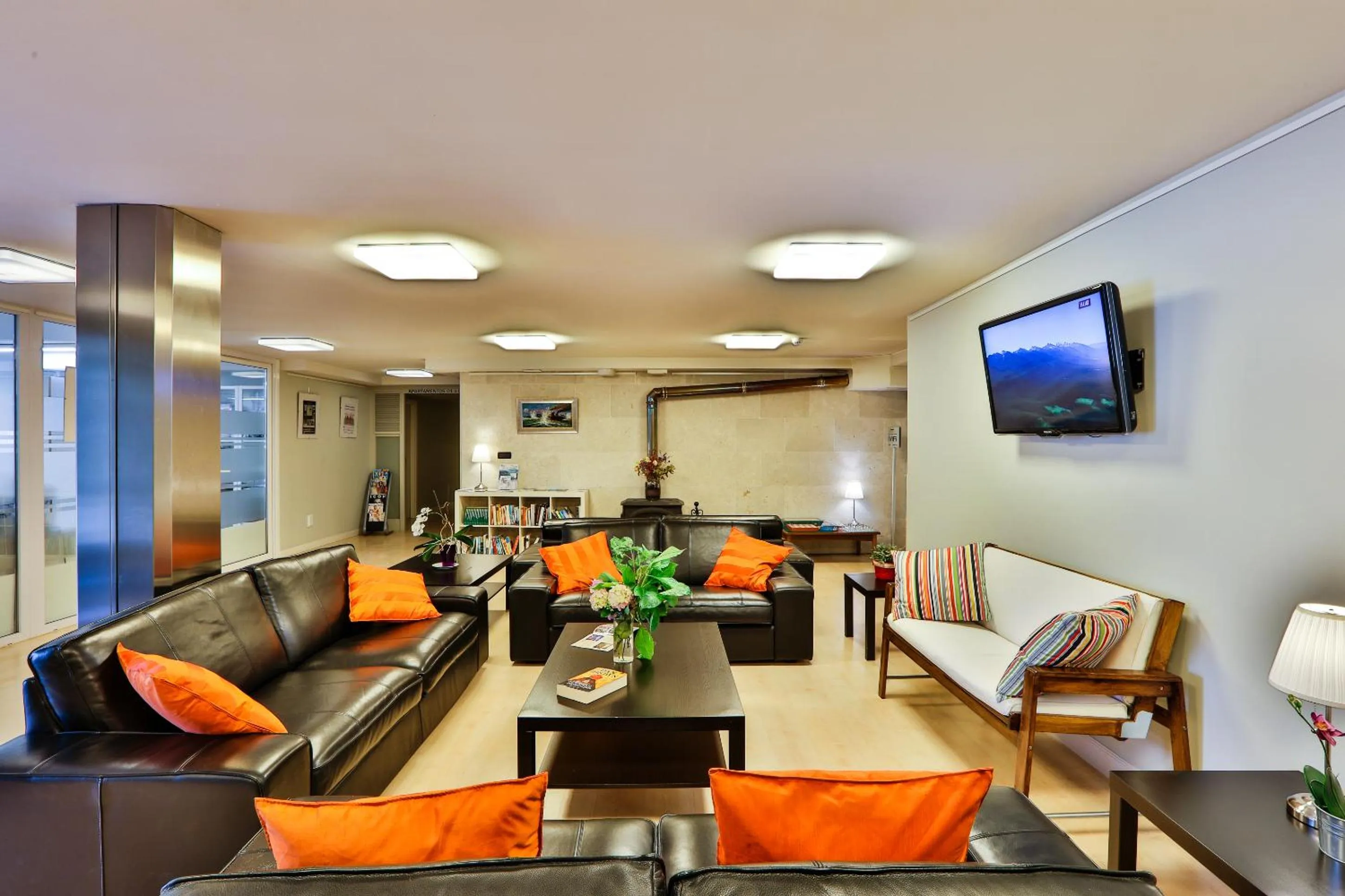 Communal lounge/ TV room in Apartamentos Mundaka