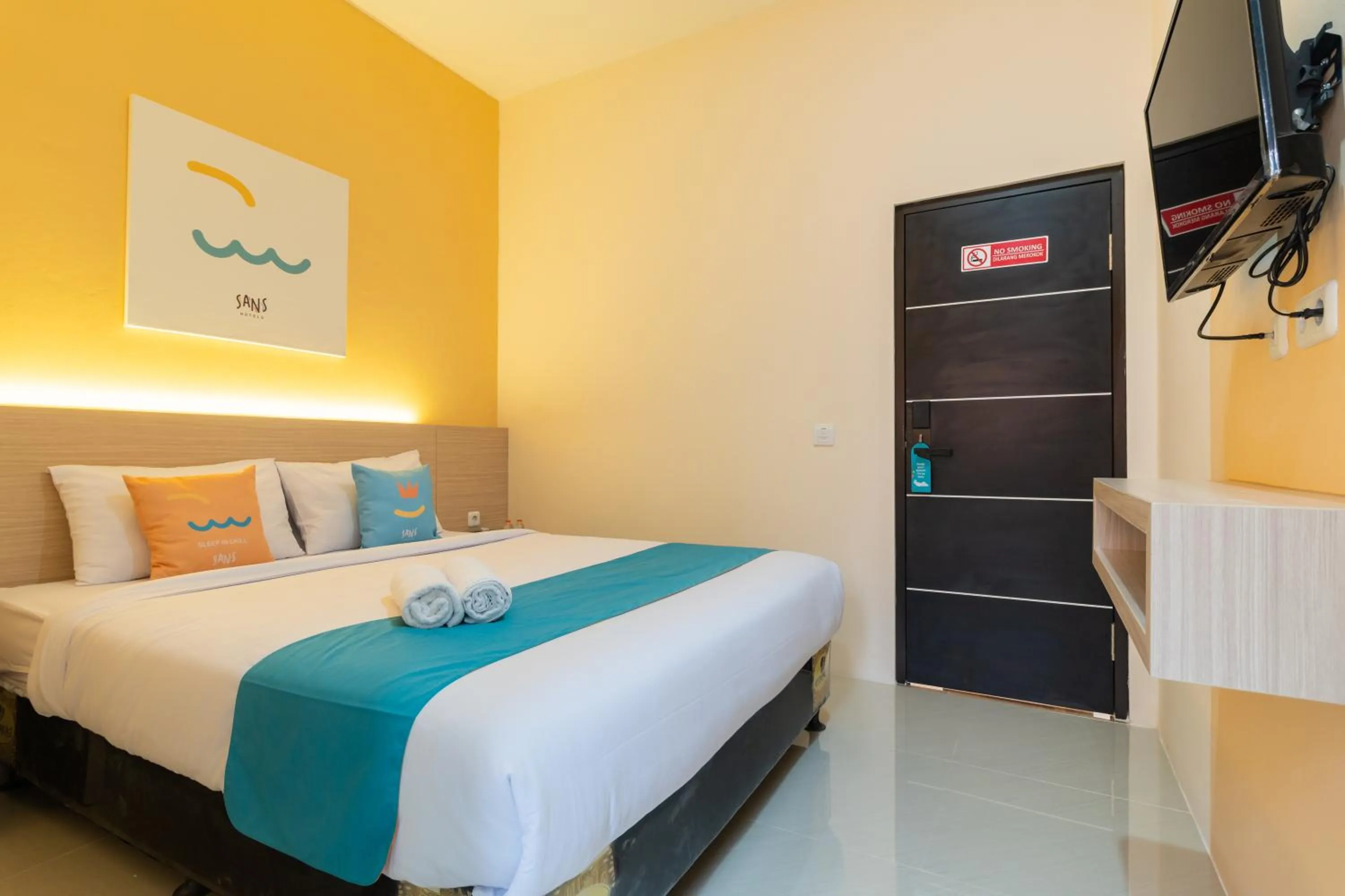 Photo of the whole room, Bed in Sans Hotel Bubulak Bogor