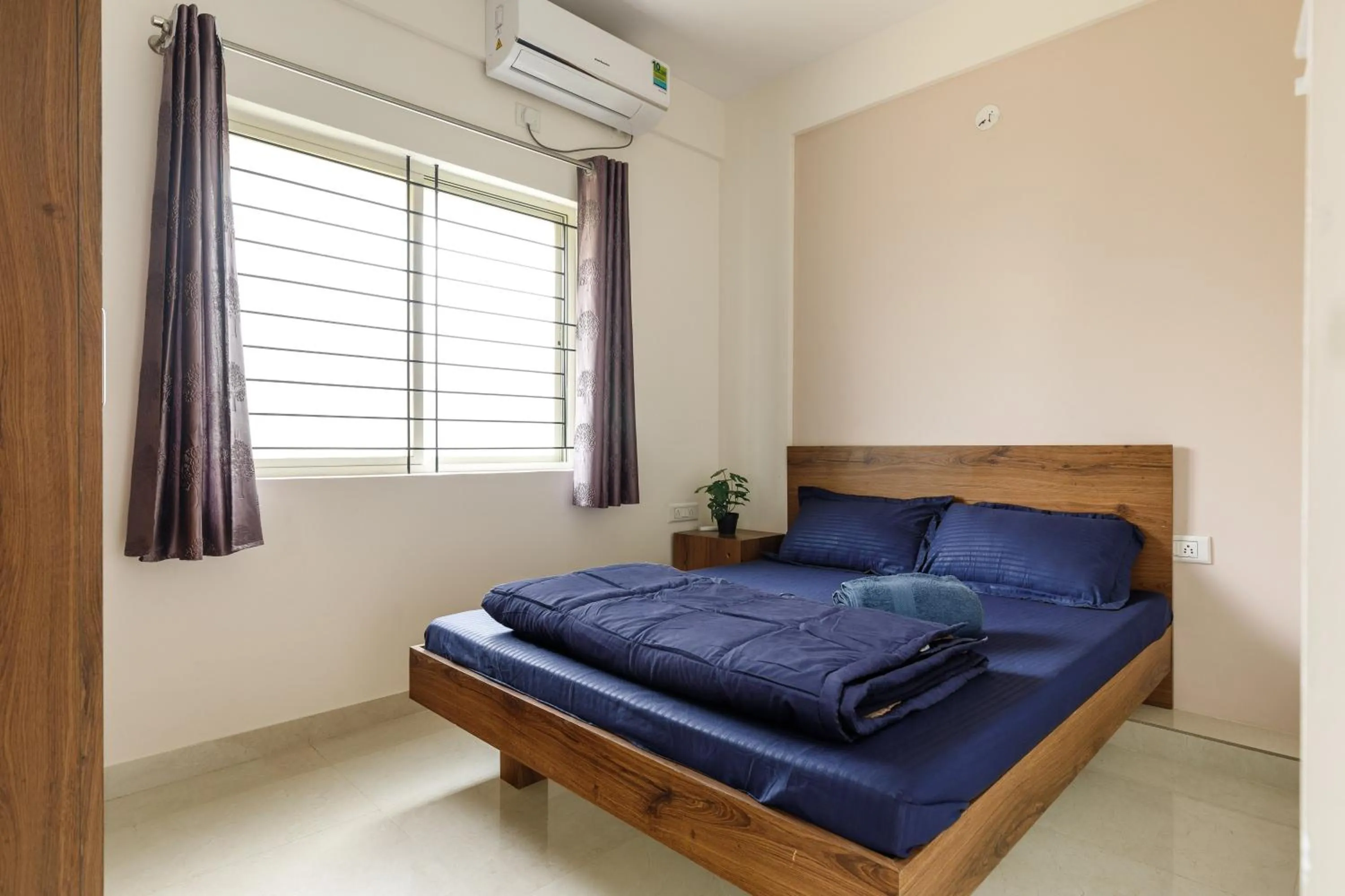 Bedroom, Bed in Sunrise Service Apartments