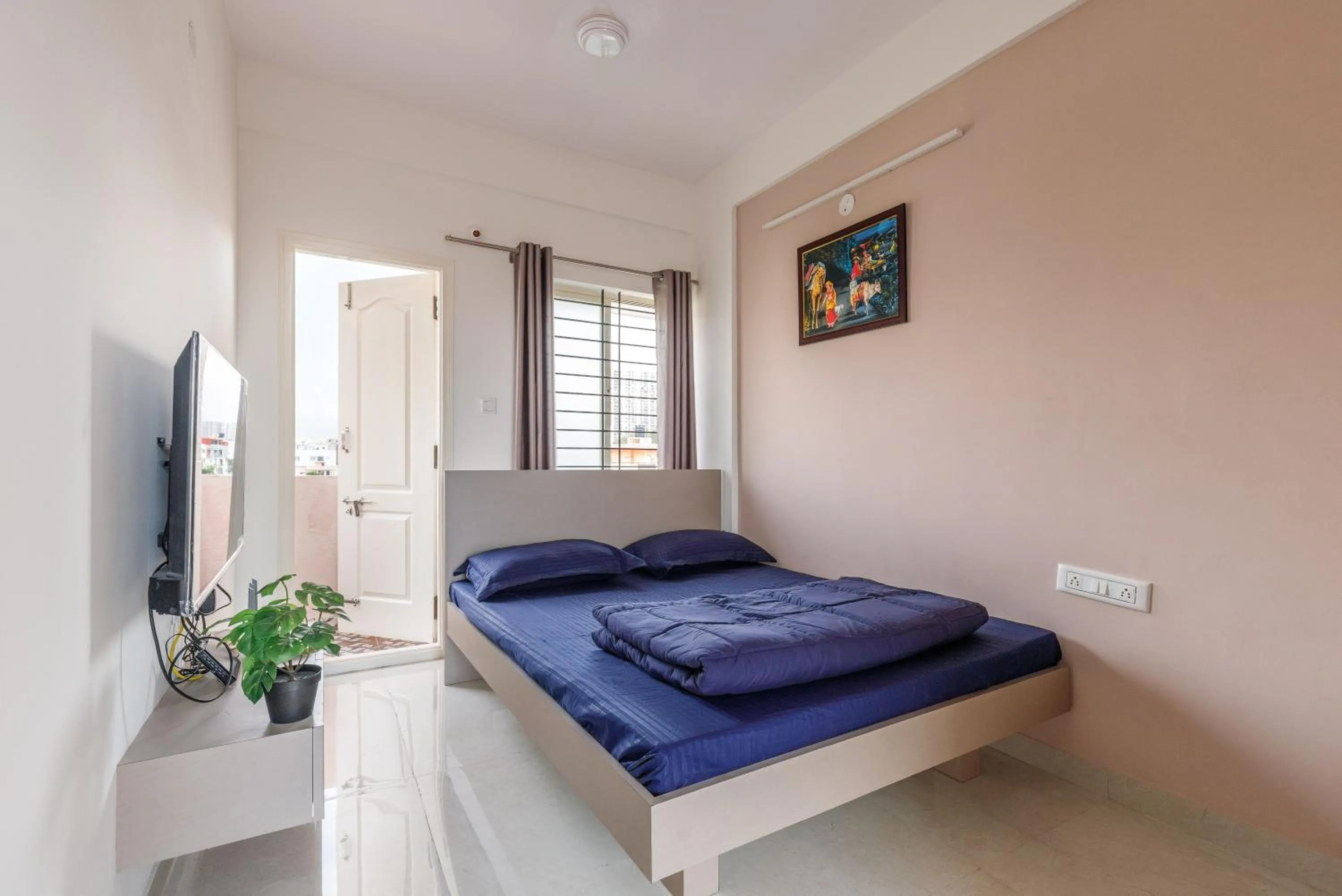 Photo of the whole room, Bed in Sunrise Service Apartments