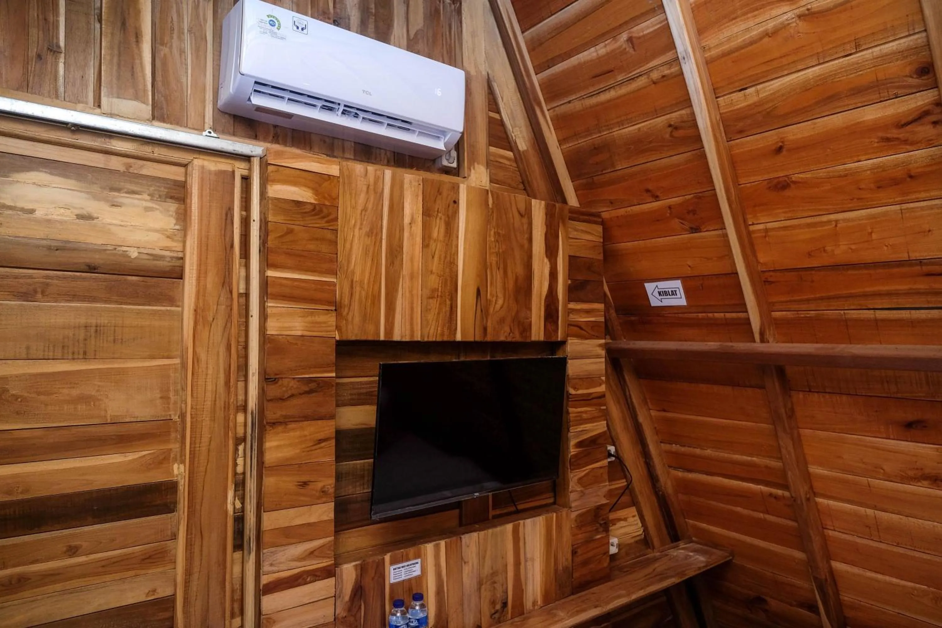 TV and multimedia in Urbanview Villa Kolopaking Kebumen by RedDoorz