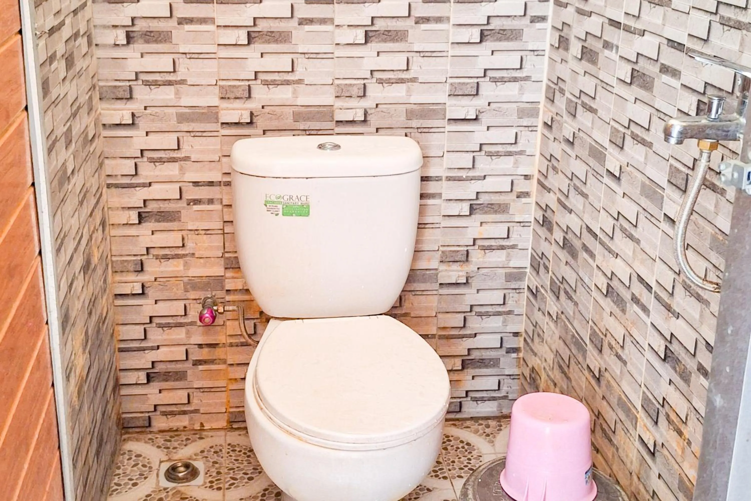 Bathroom in Urbanview Villa Kolopaking Kebumen by RedDoorz