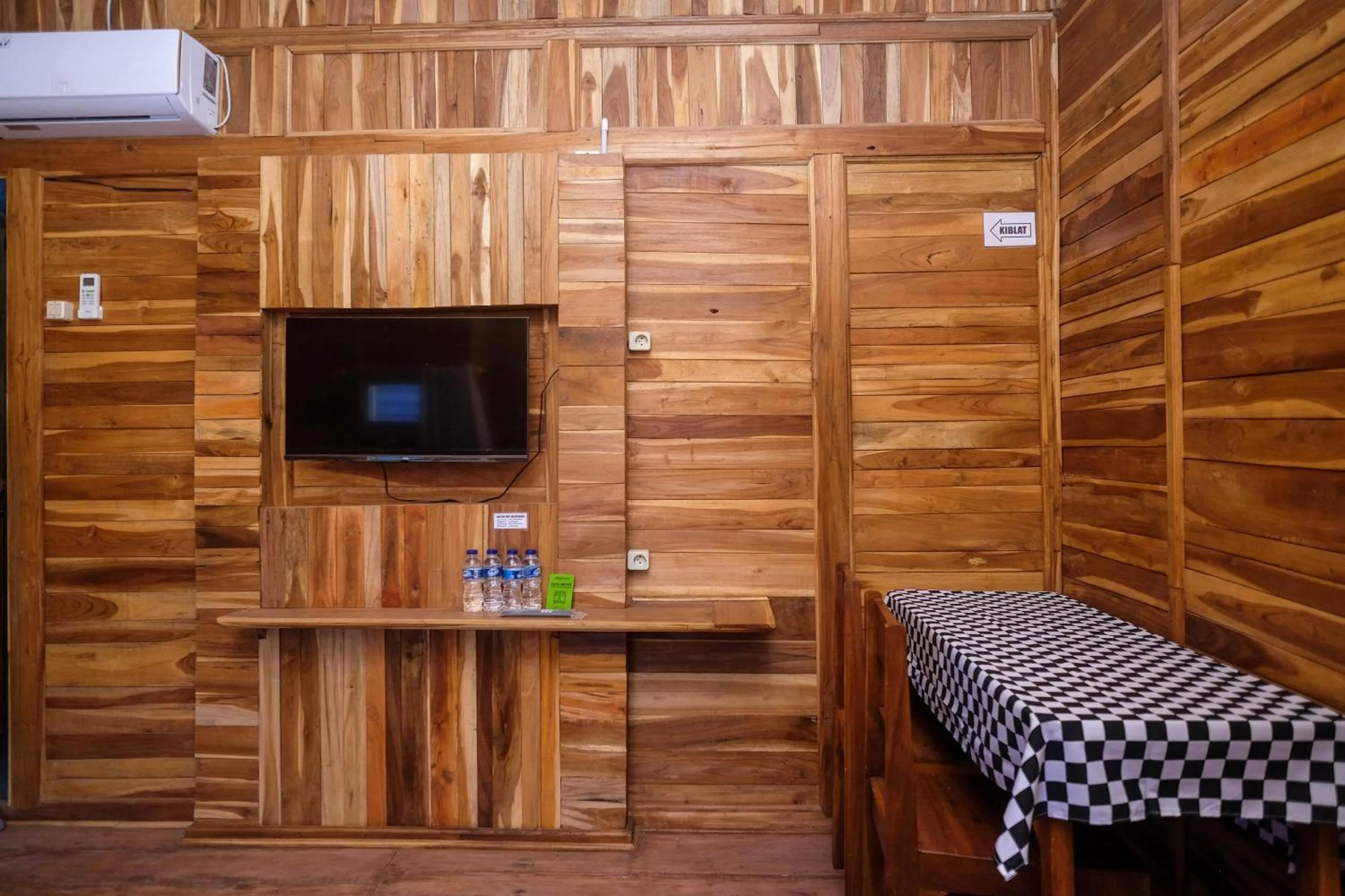 Communal lounge/ TV room in Urbanview Villa Kolopaking Kebumen by RedDoorz