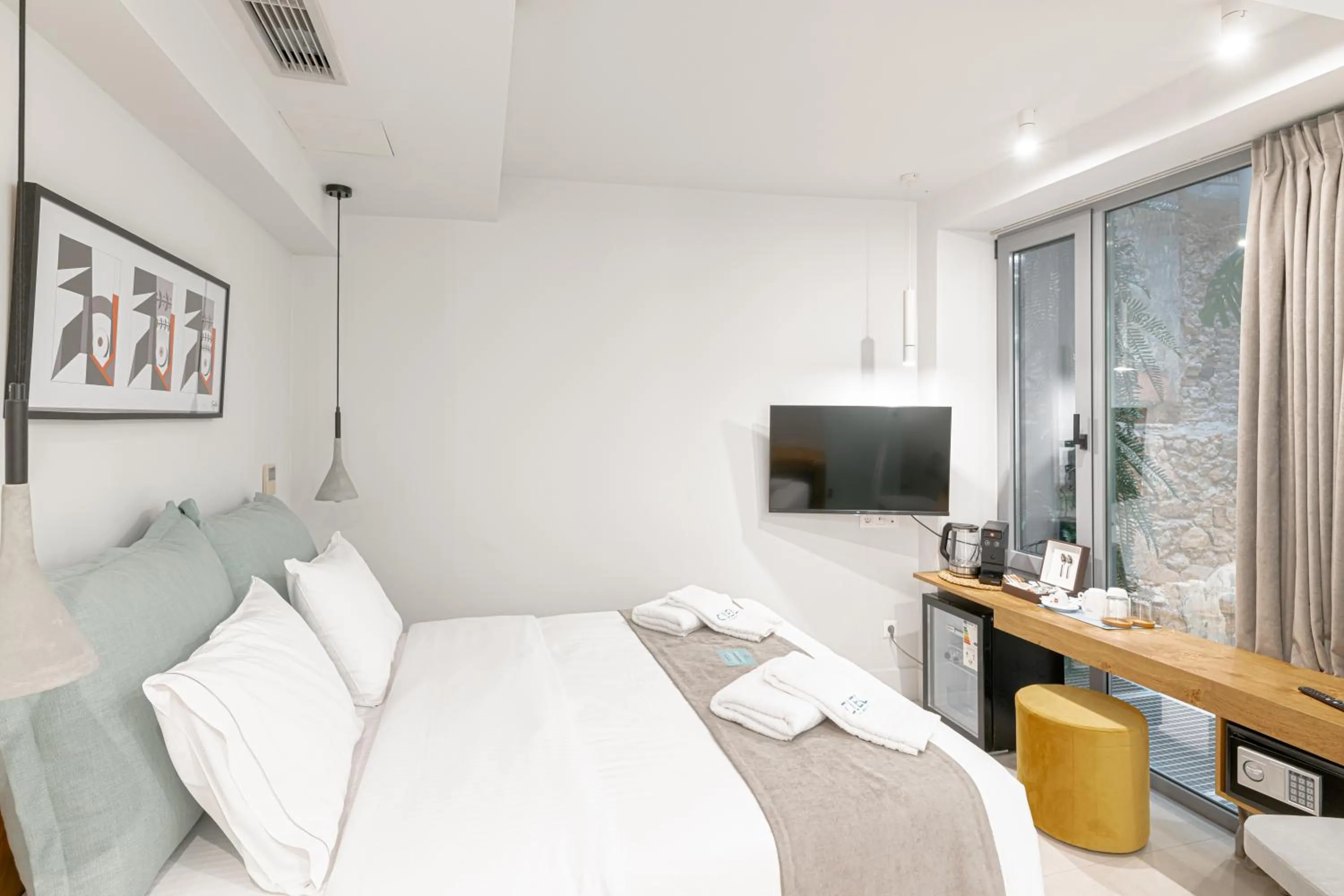 Photo of the whole room, Bed in Ciel Suites Athens