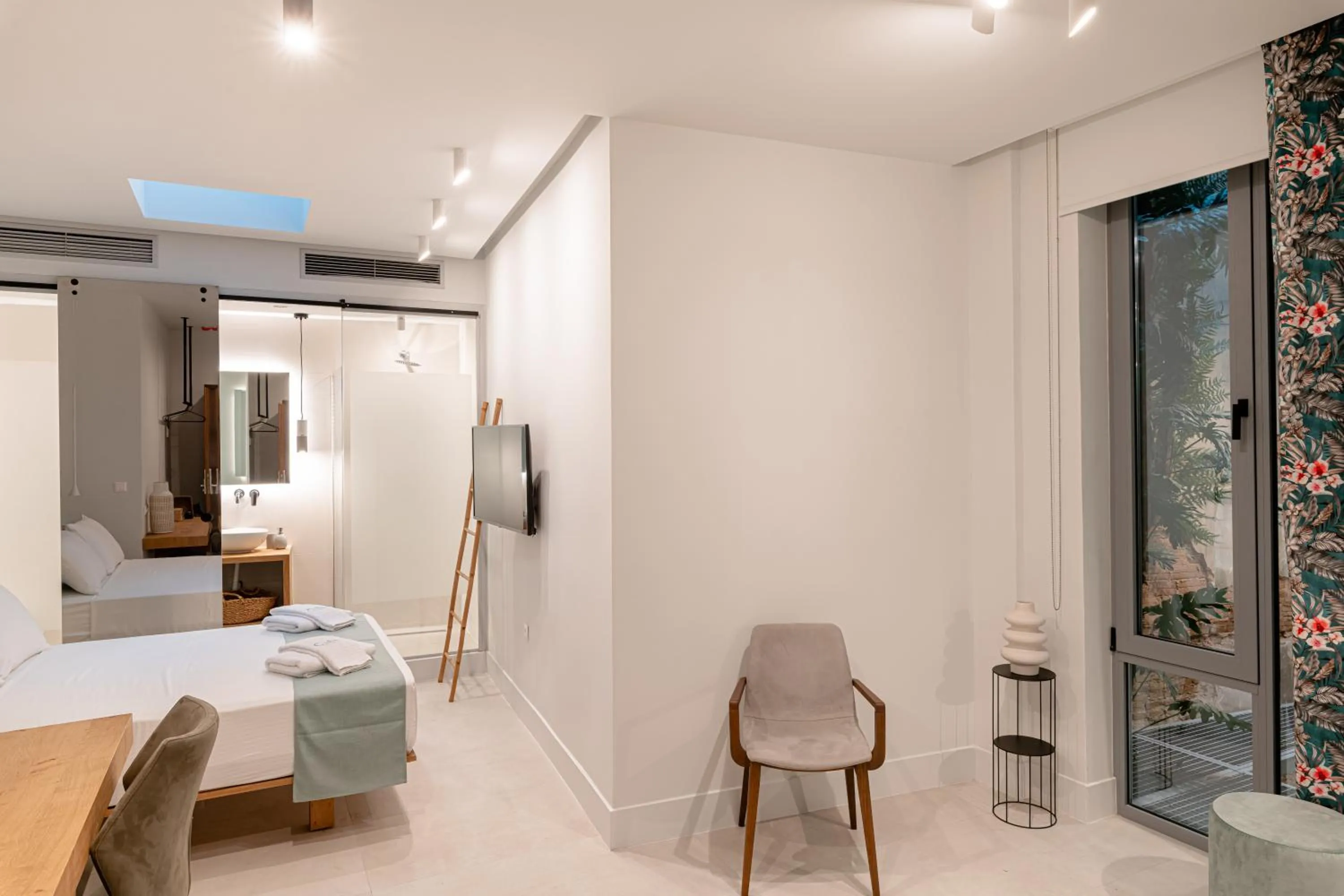 Bathroom, Bed in Ciel Suites Athens