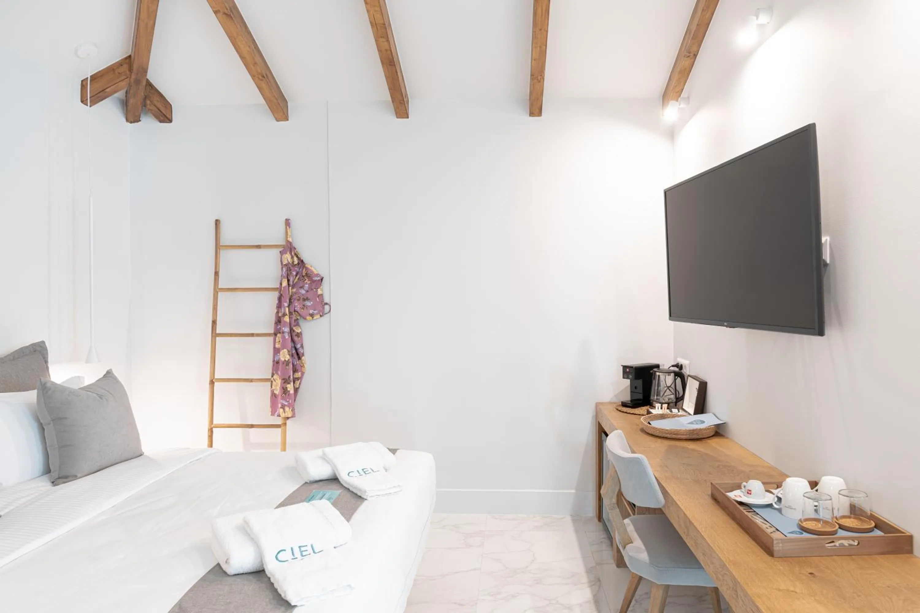 Photo of the whole room, Bed in Ciel Suites Athens