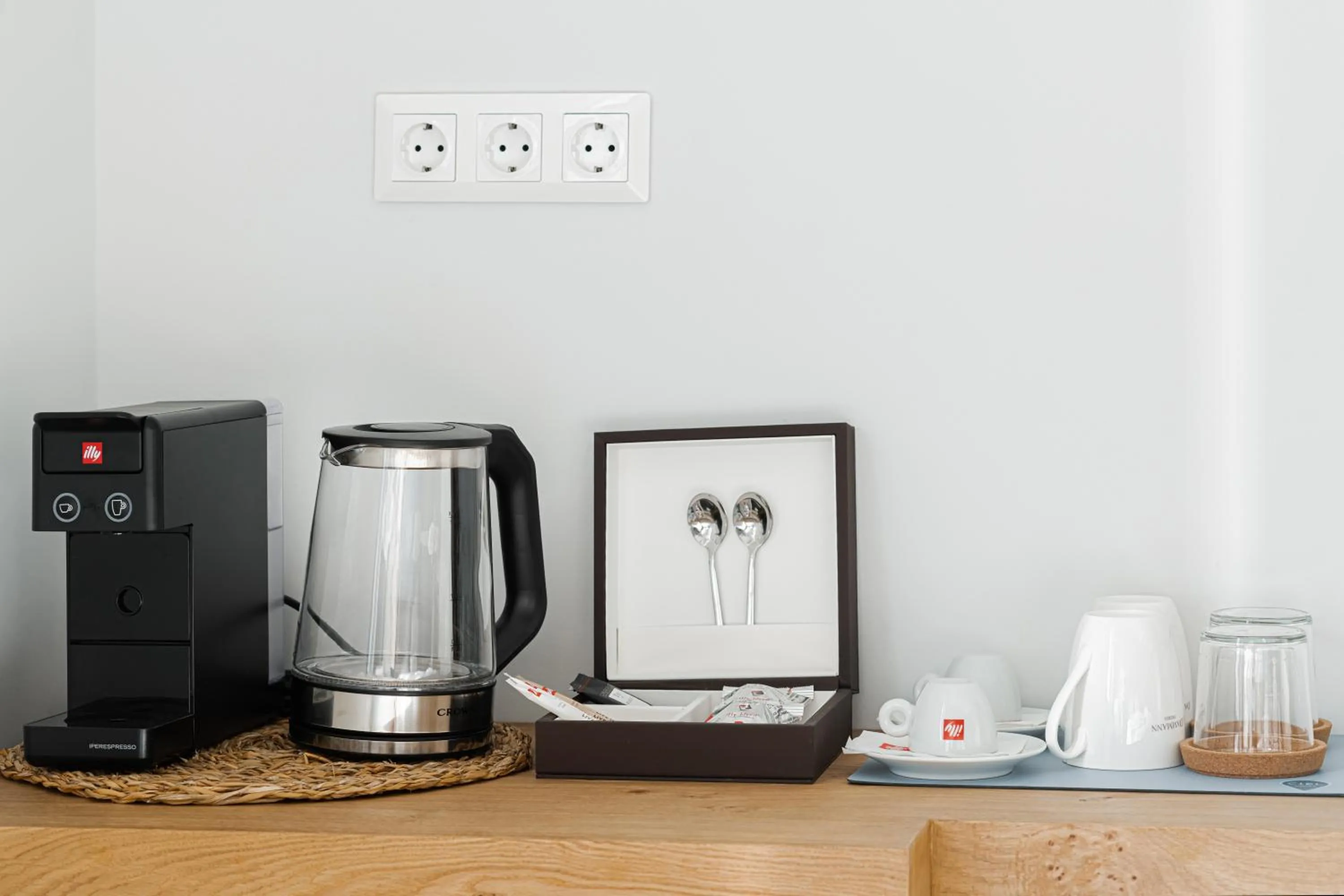 Coffee/tea facilities in Ciel Suites Athens